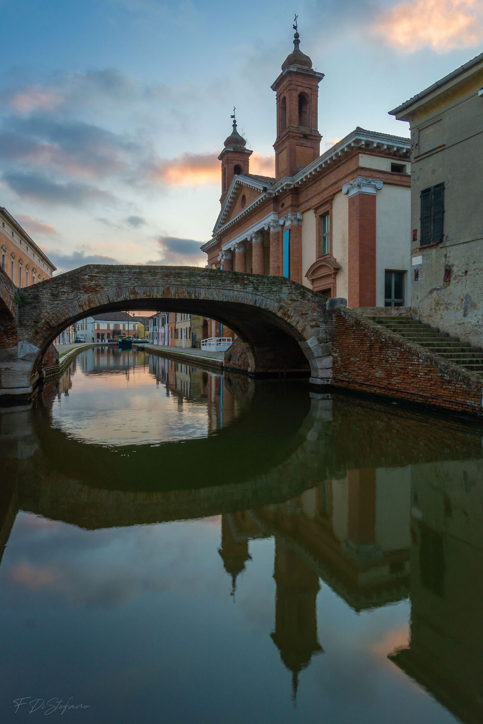 Alba sul canale