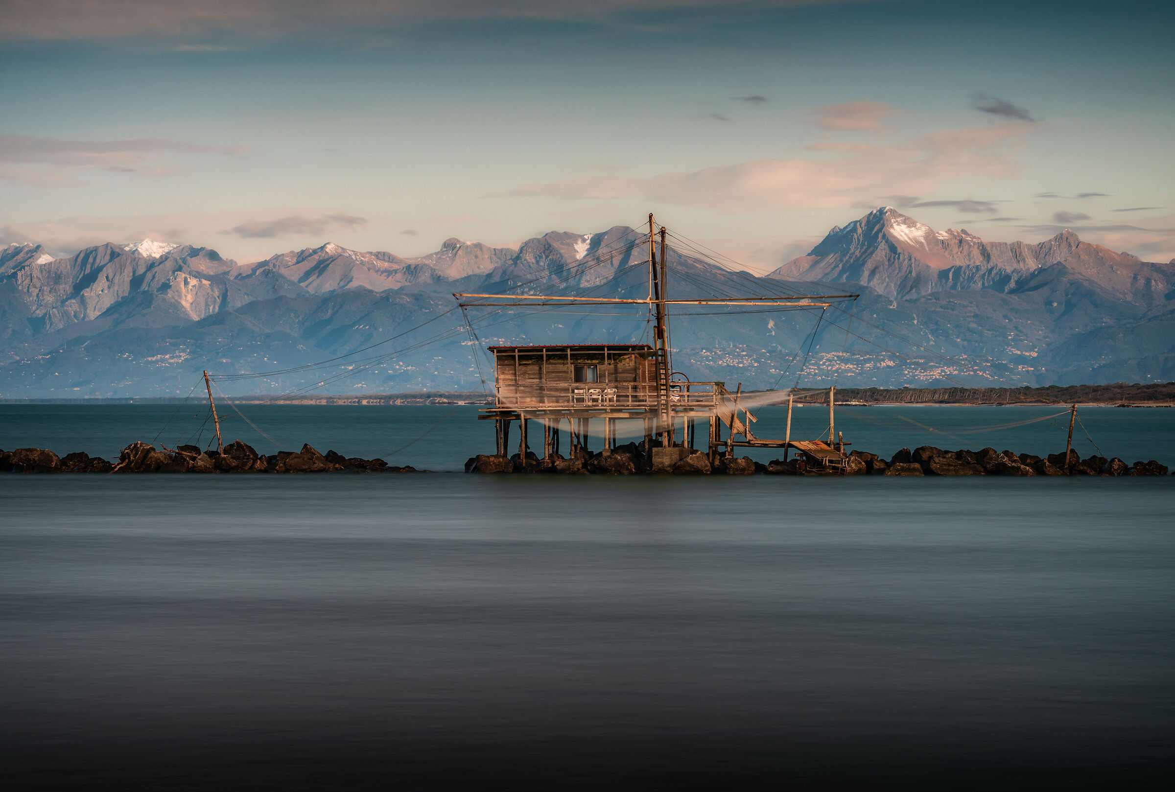 The morning dawns on the sea under the gaze of the Apuan Alp...