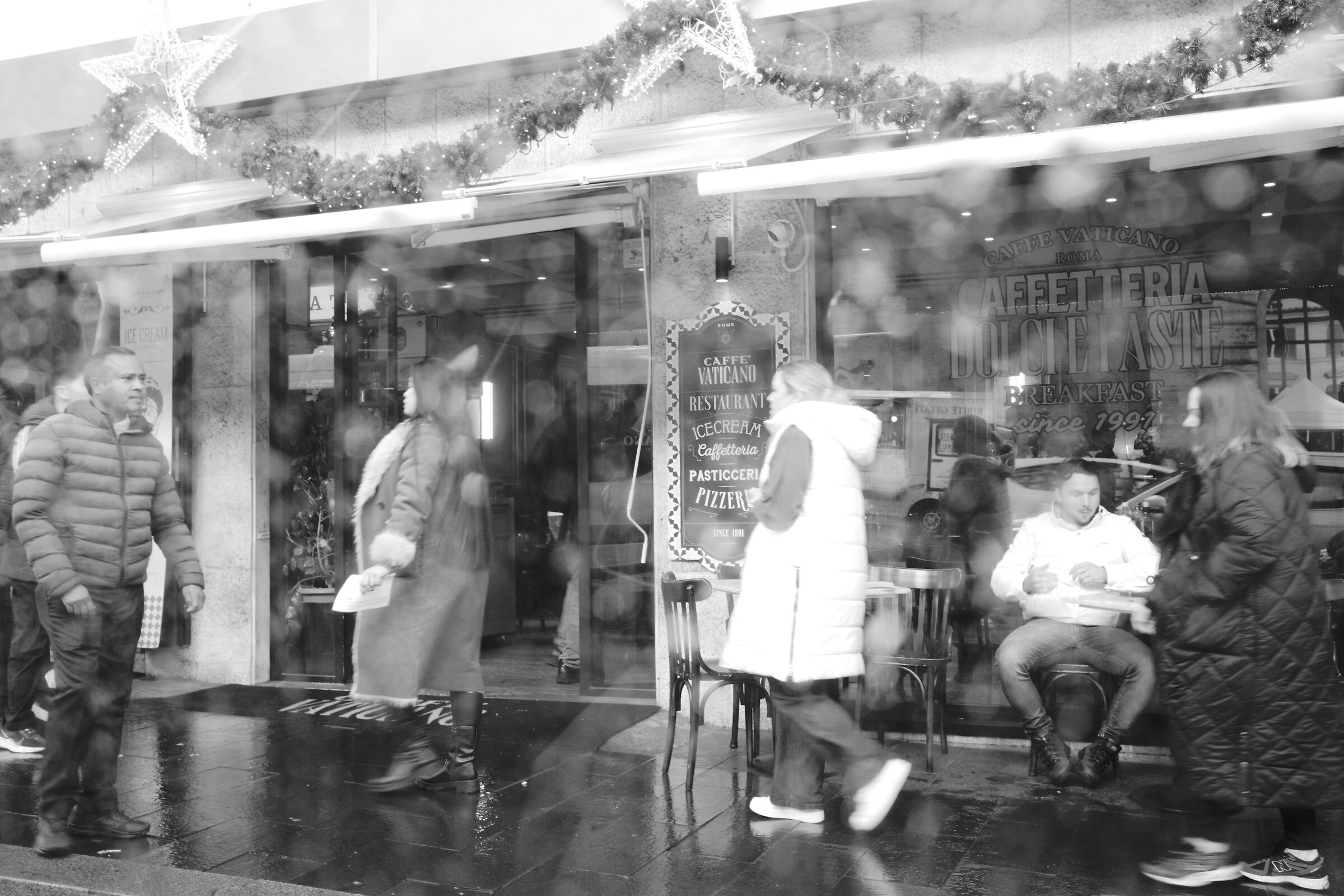 It's raining in Rome but tourists are turning