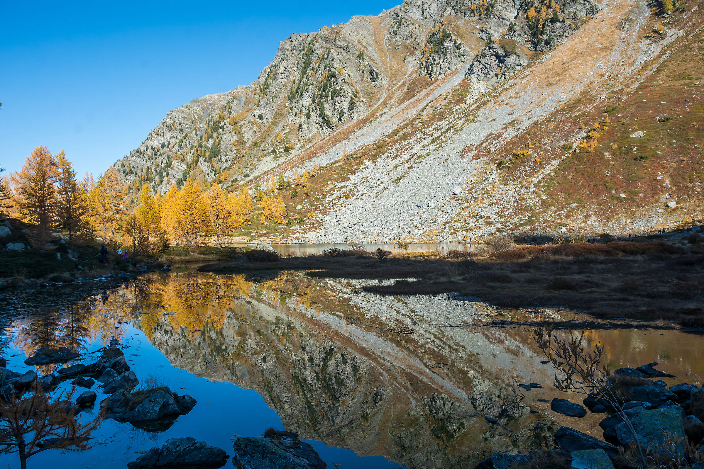 Riflessi dietro al lago