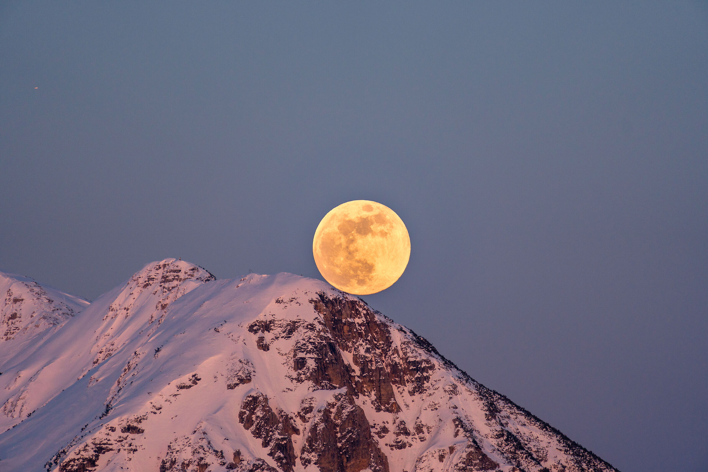 La Luna rotola giù da Cima Tibet