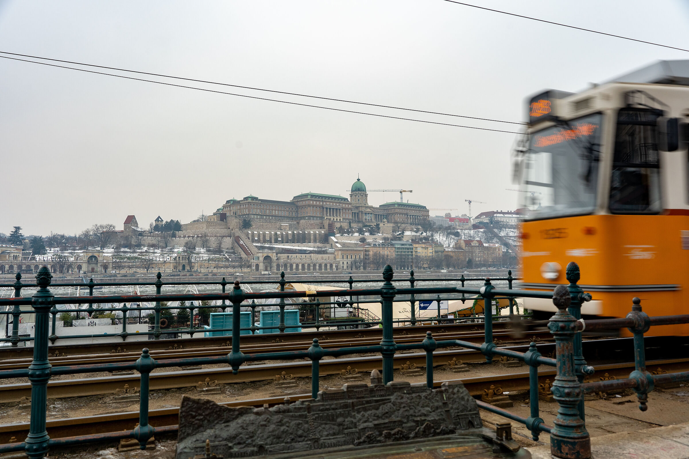 guardando il castello di Budapest