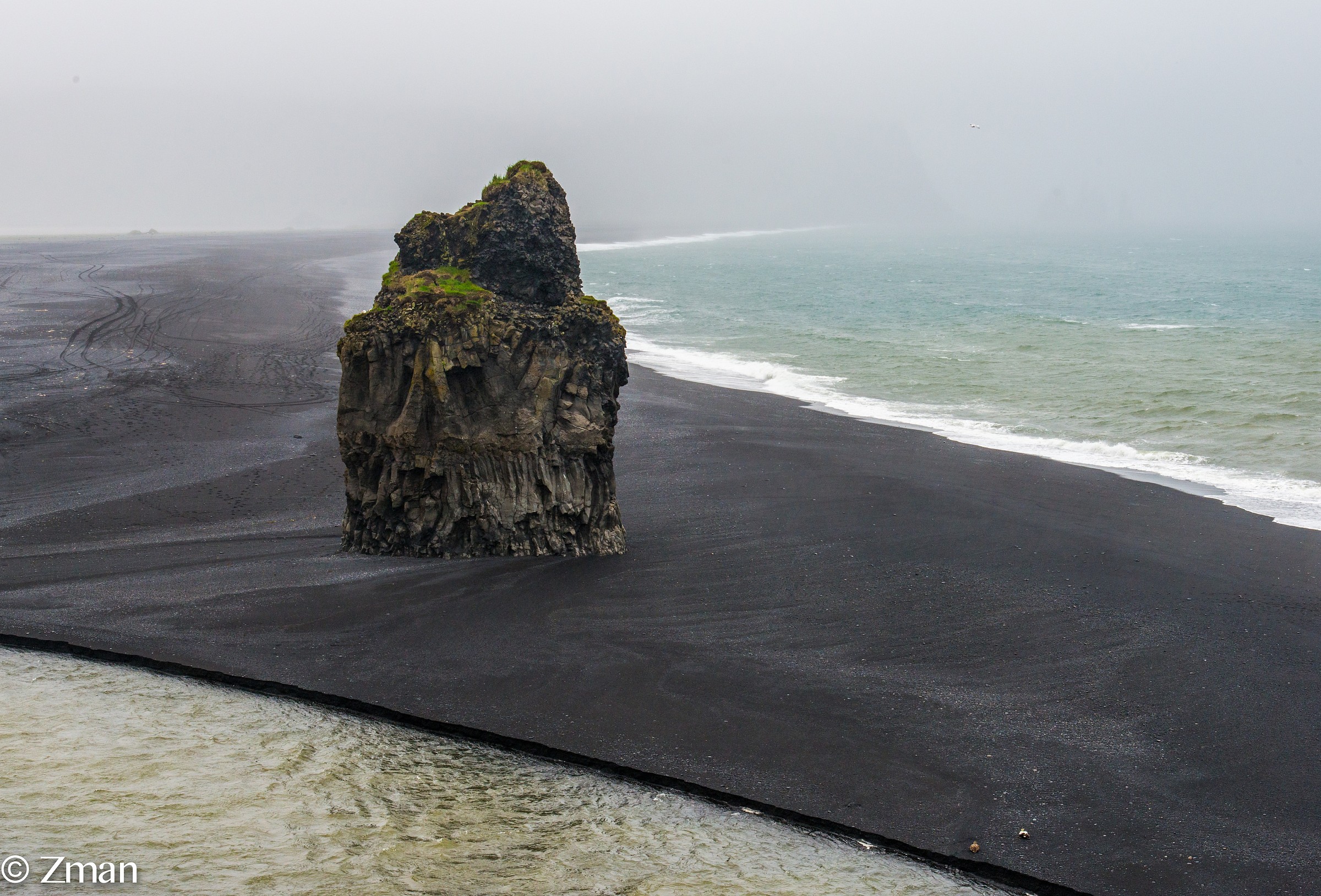 Roccia solitaria in Vik Casa delle pulcinelle di mare