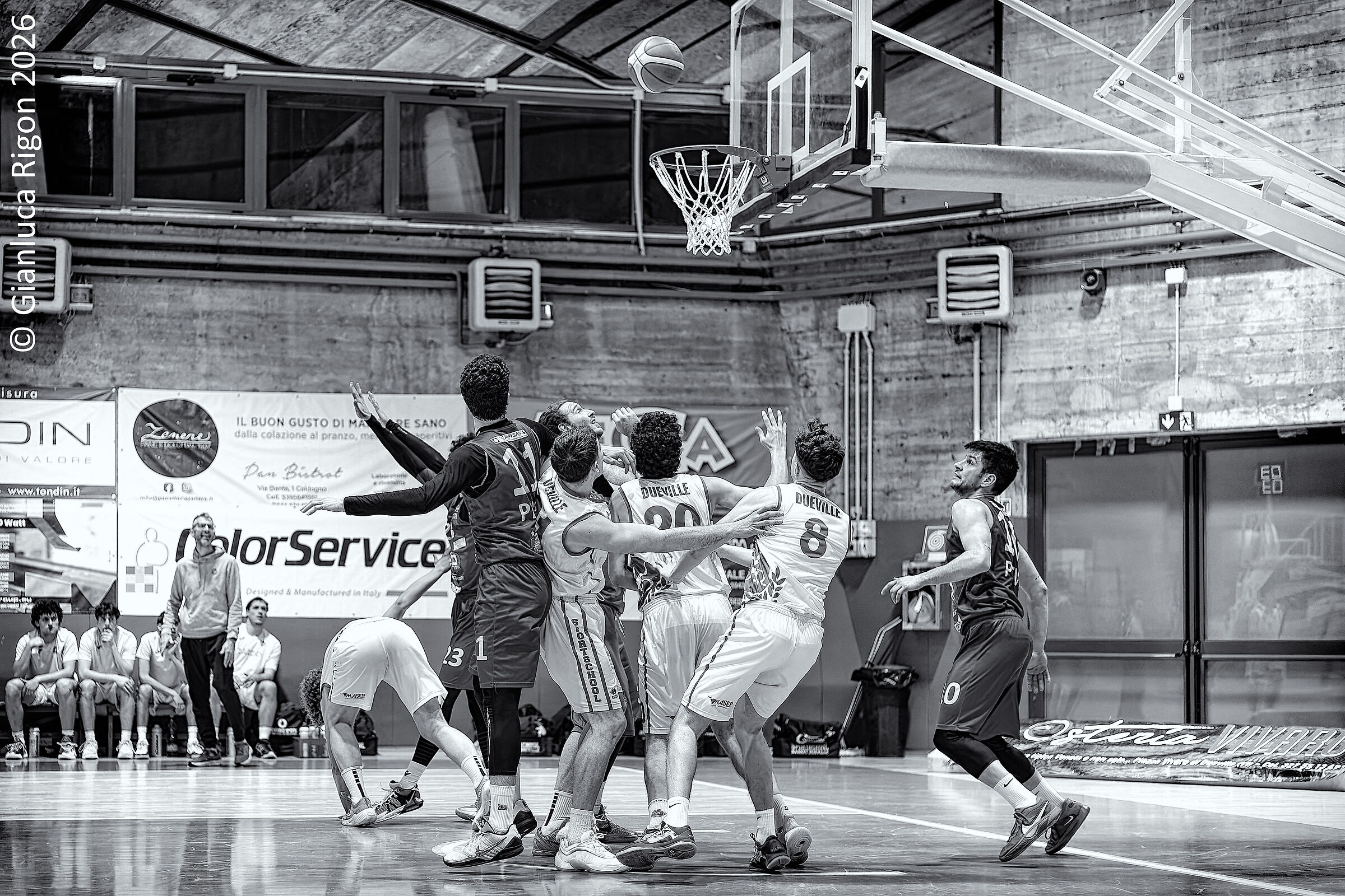 Sottocanestro affollato