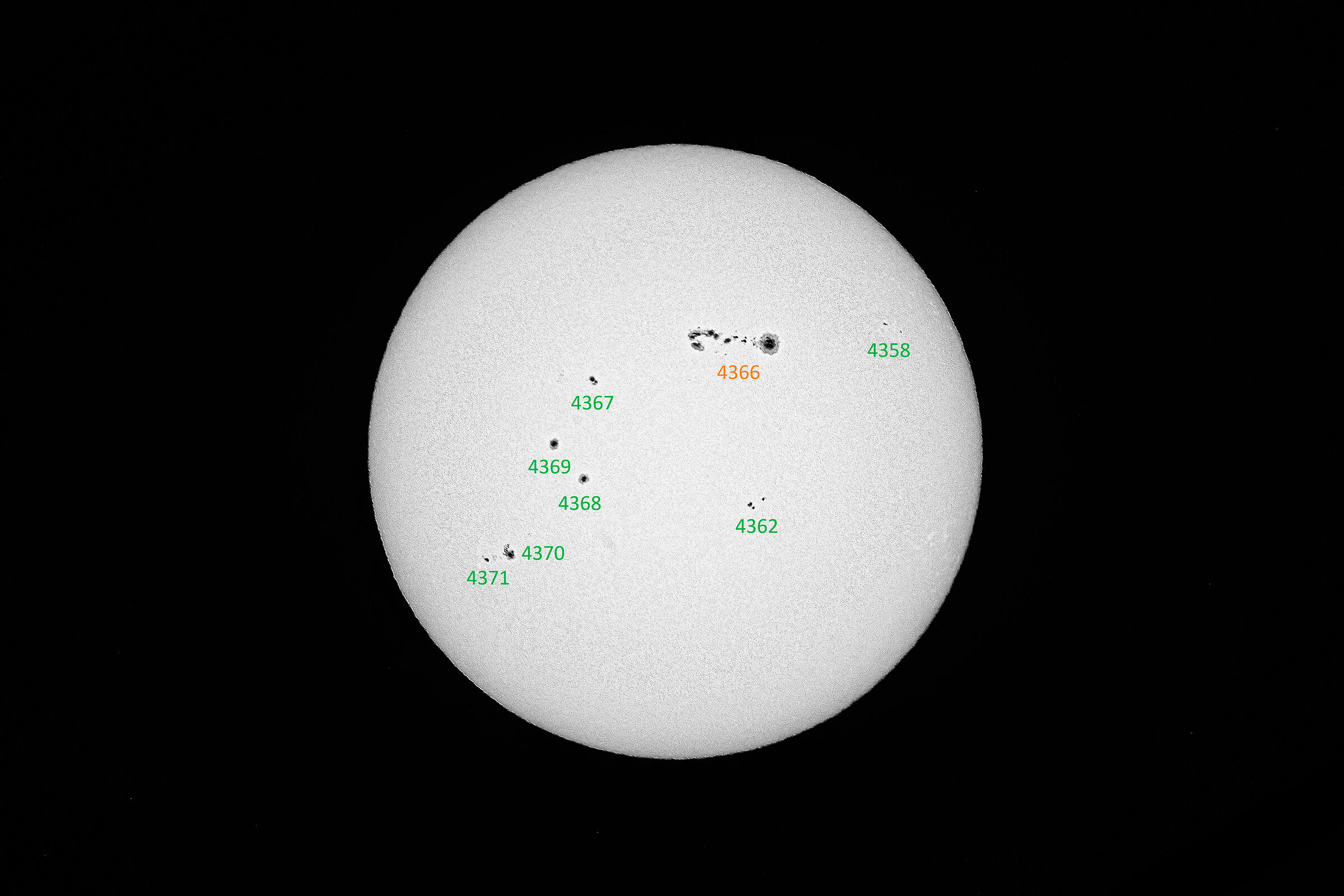 Il Sole oggi, 5.2.2026 con le regioni di macchie solari