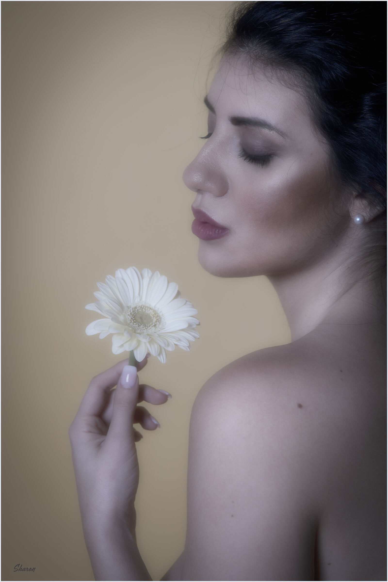 Portrait with daisy. Sharon