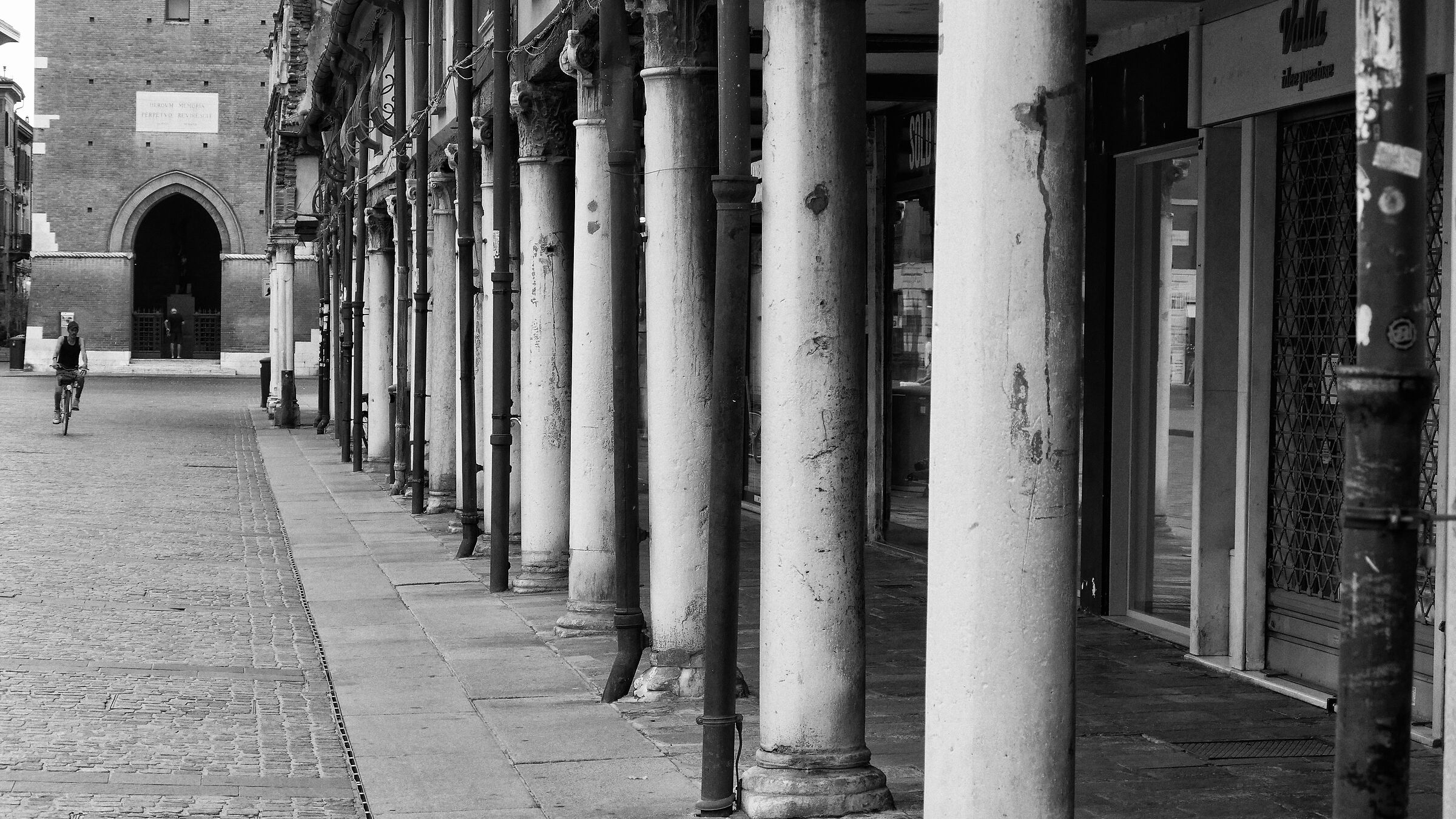Ferrara, Piazza Trento-Trieste, cyclist