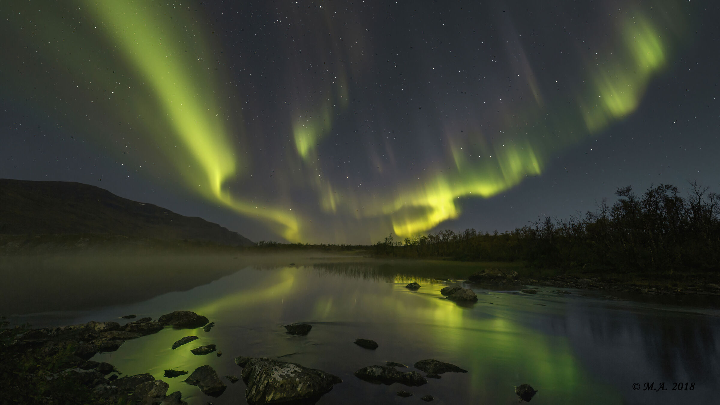 Aurora boreale sul lago