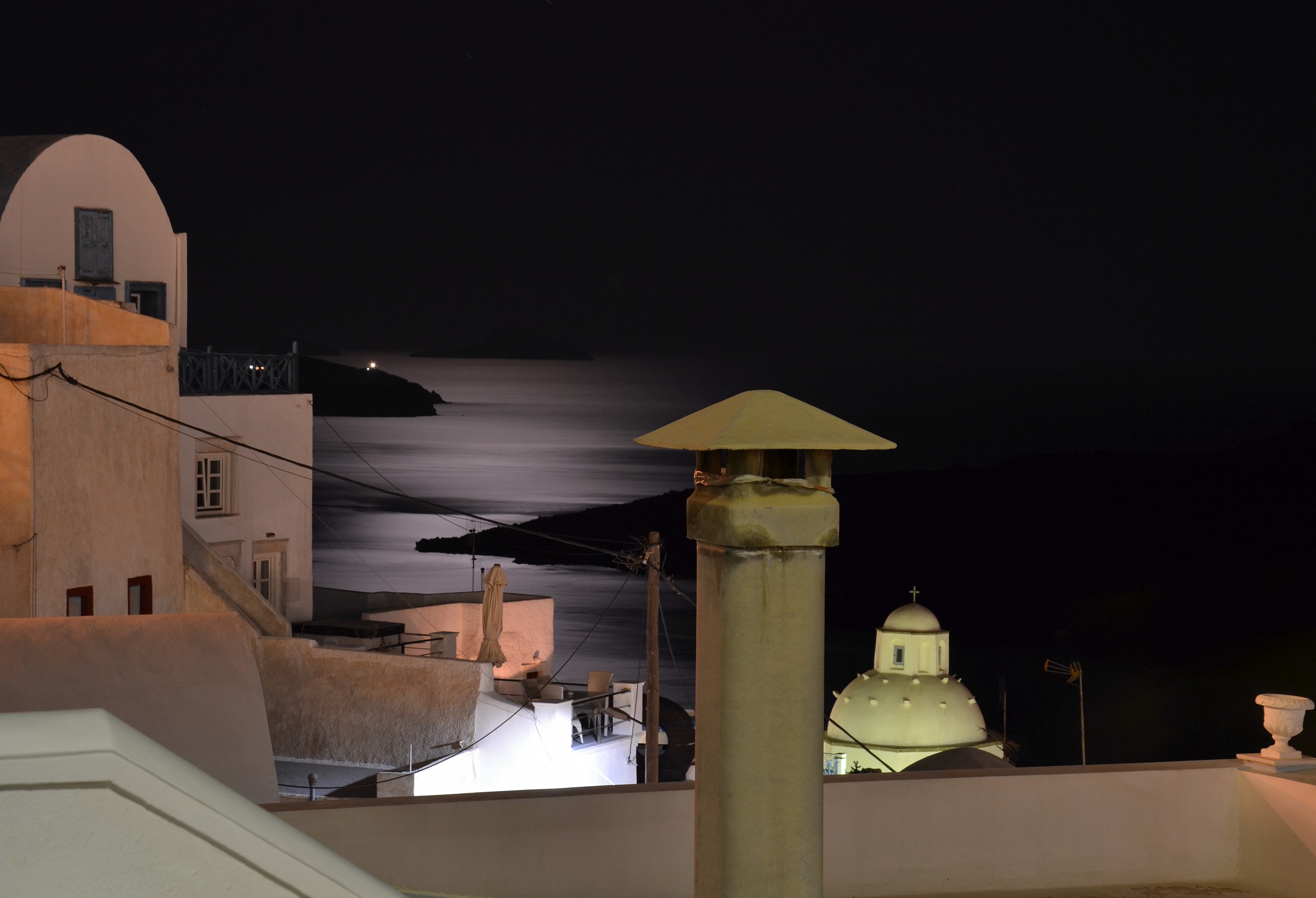 Una strada piastrellata di luce