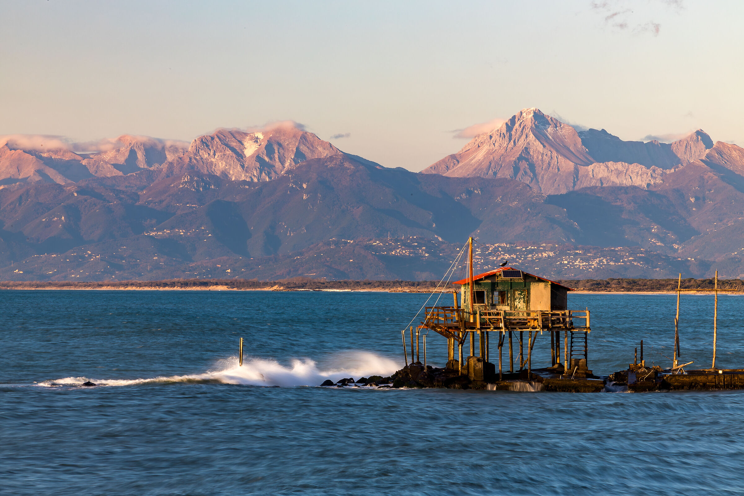 Le Alpi Apuane viste da Marina di Pisa