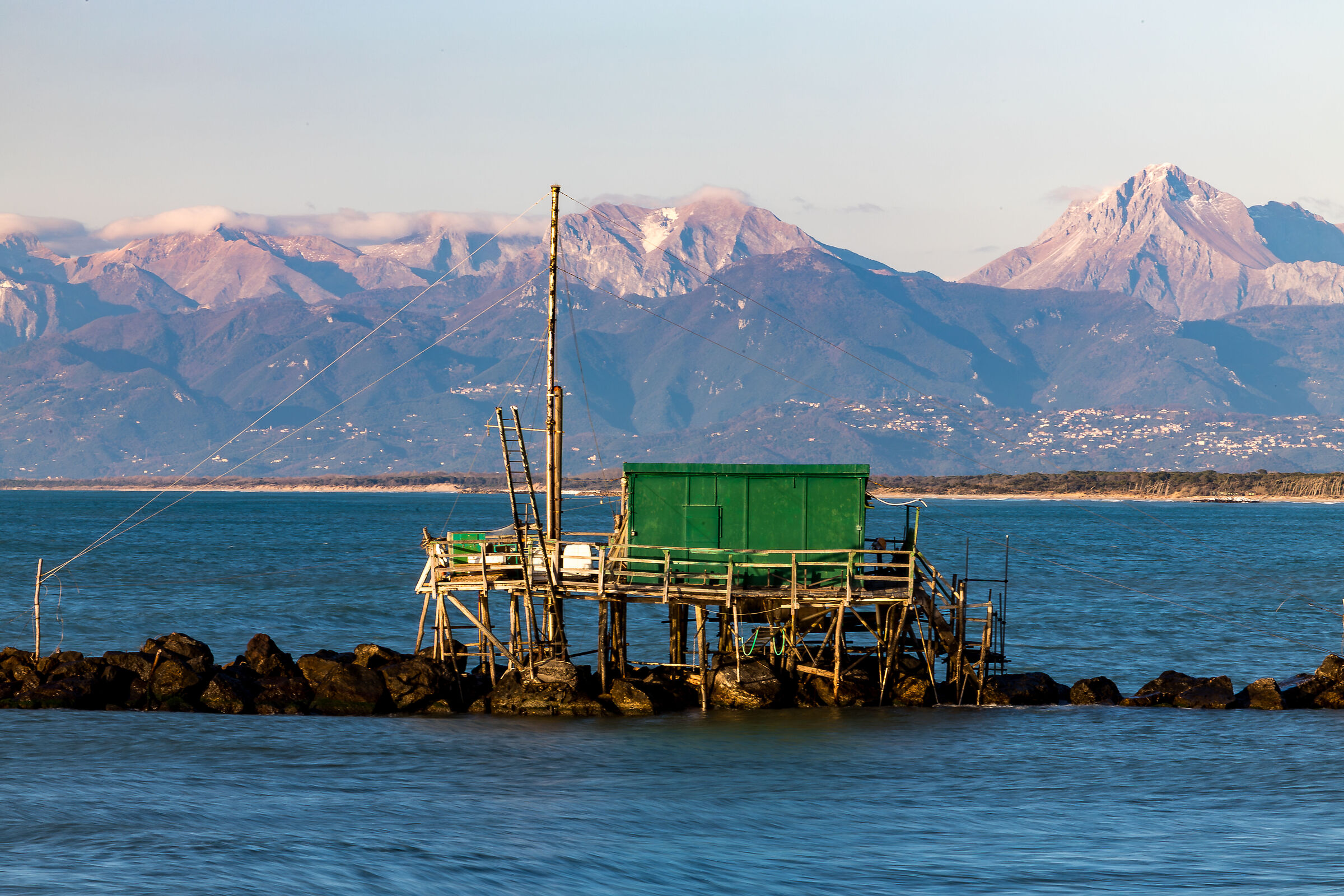 Le Alpi Apuane viste da Marina di Pisa