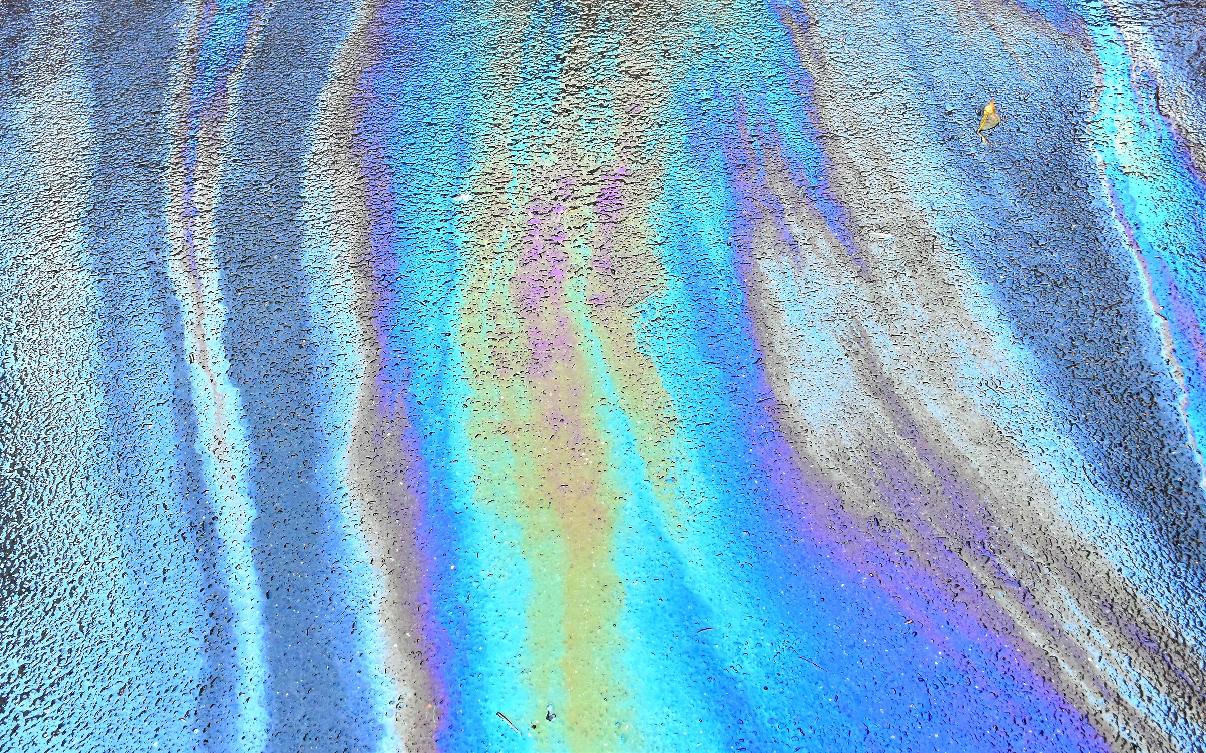 Olio su asfalto e il quadro e' presto fatto