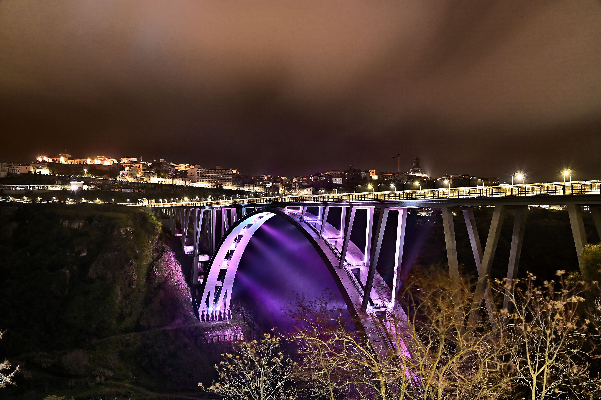 Un ponte dressato in rosa per la Maglia Rosa