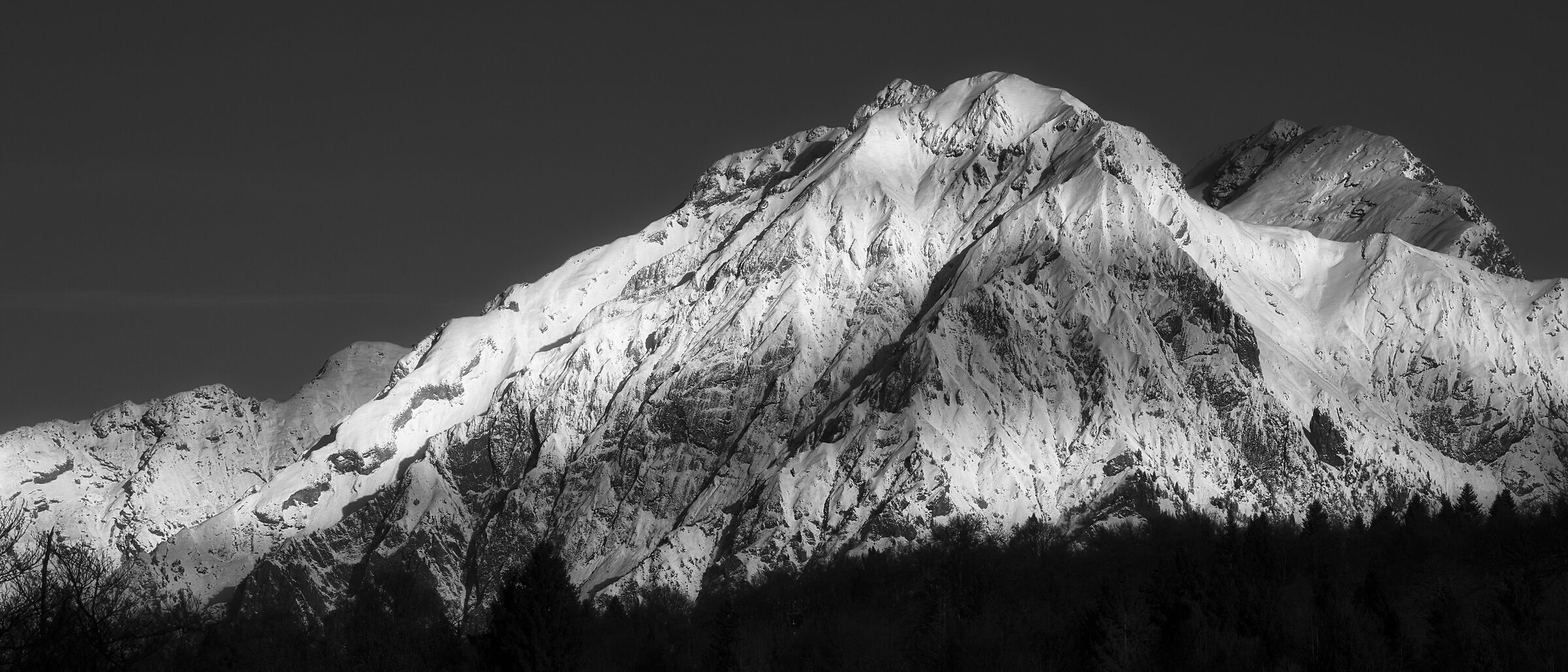 Nero su bianco su nero