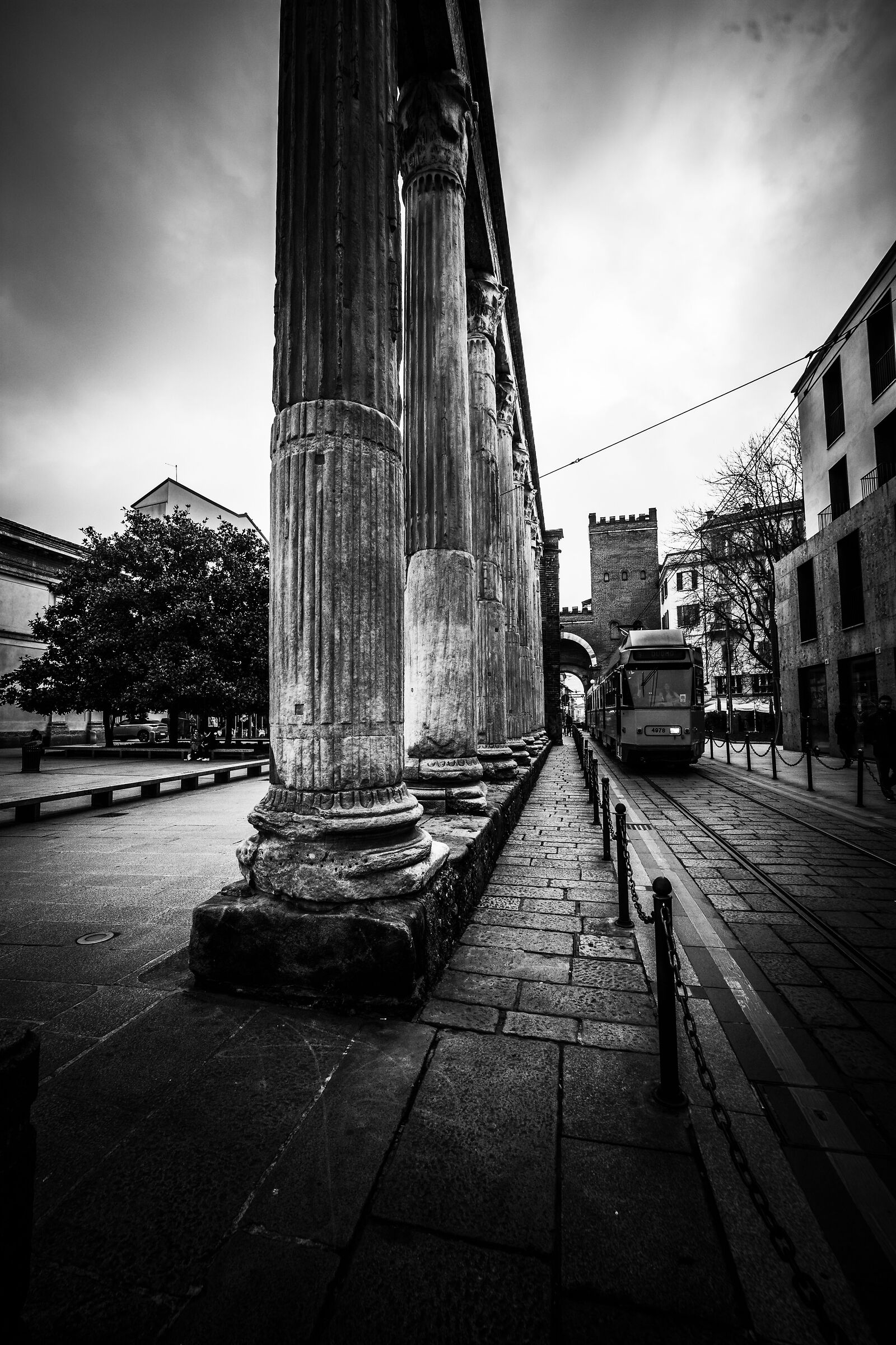 Porta Ticinese, il tram e le colonne