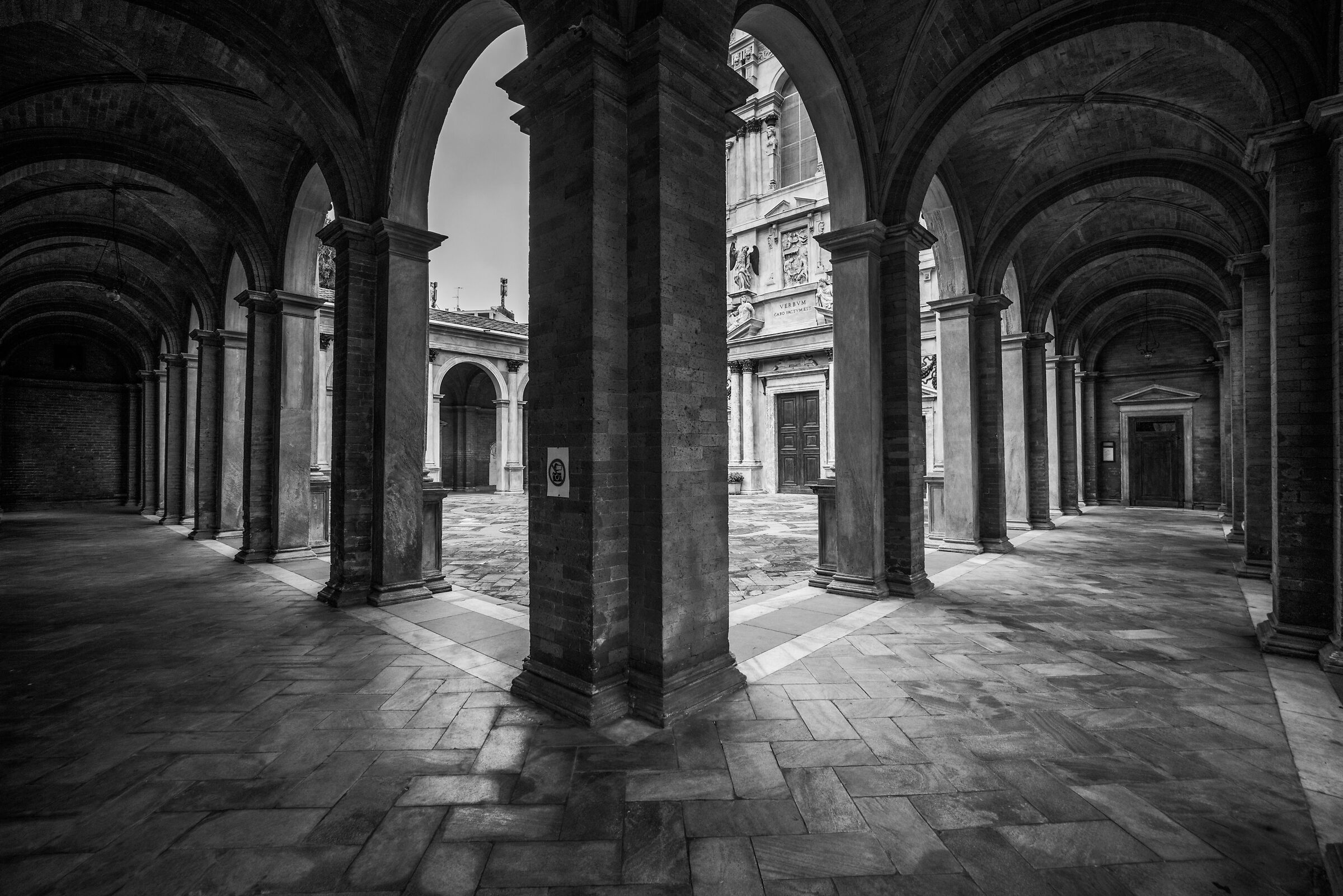 il Portico della chiesa di S. Maria dei Miracoli