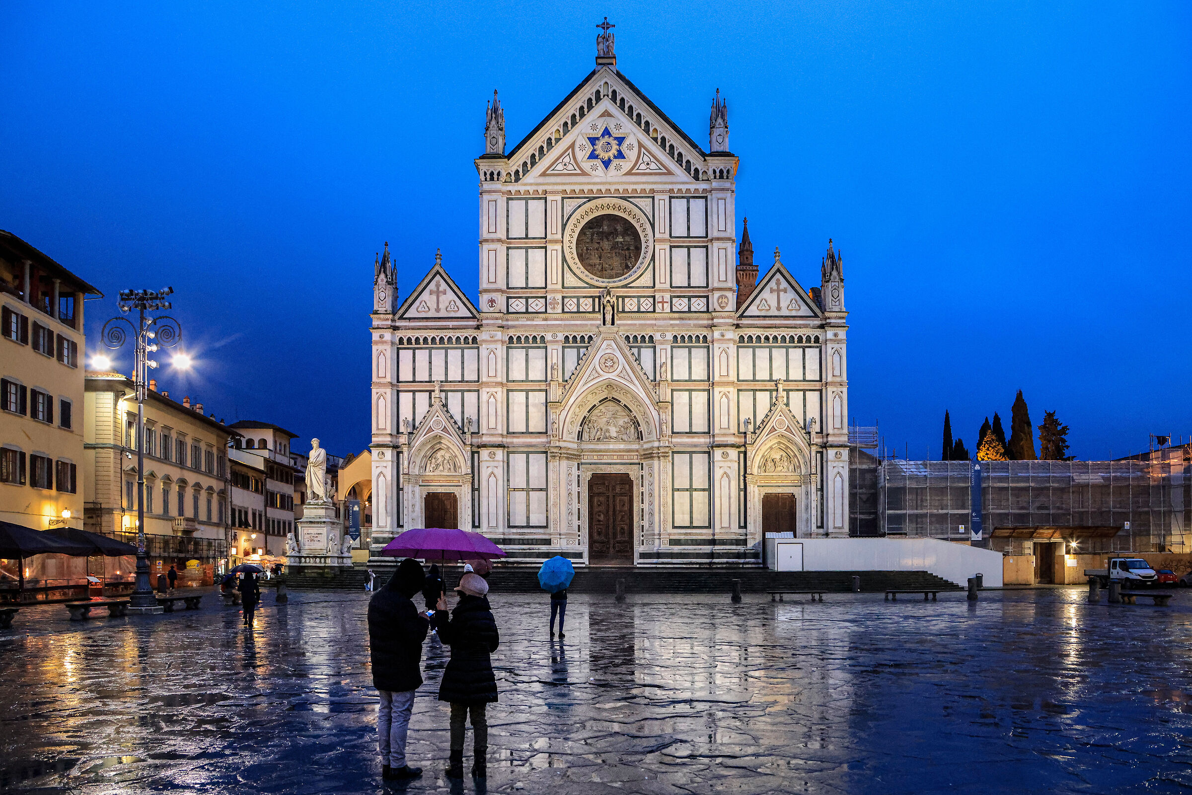 Santa Croce con l'ora blu e la pioggia