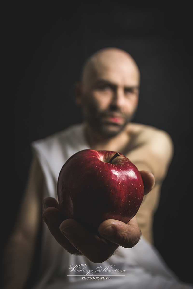 "L'angelo caduto e la mela tentatrice"