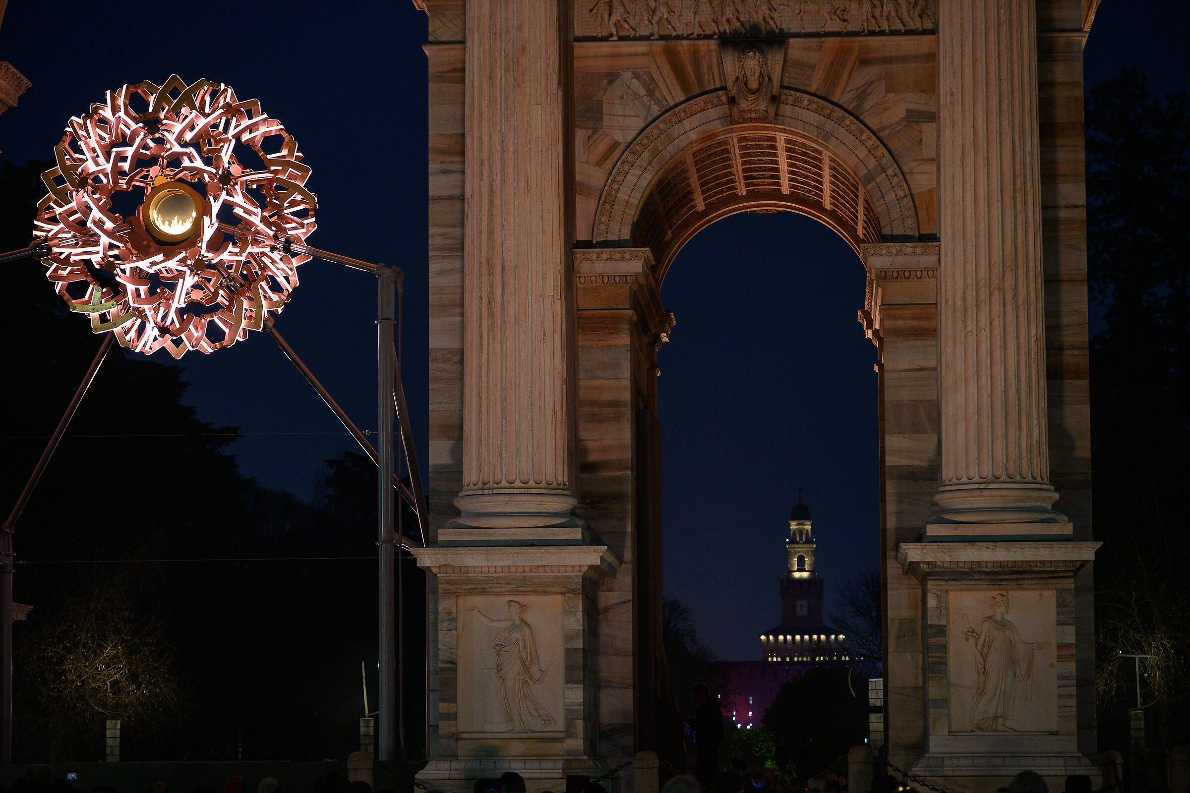 Il braciere e il Castello Sforzesco