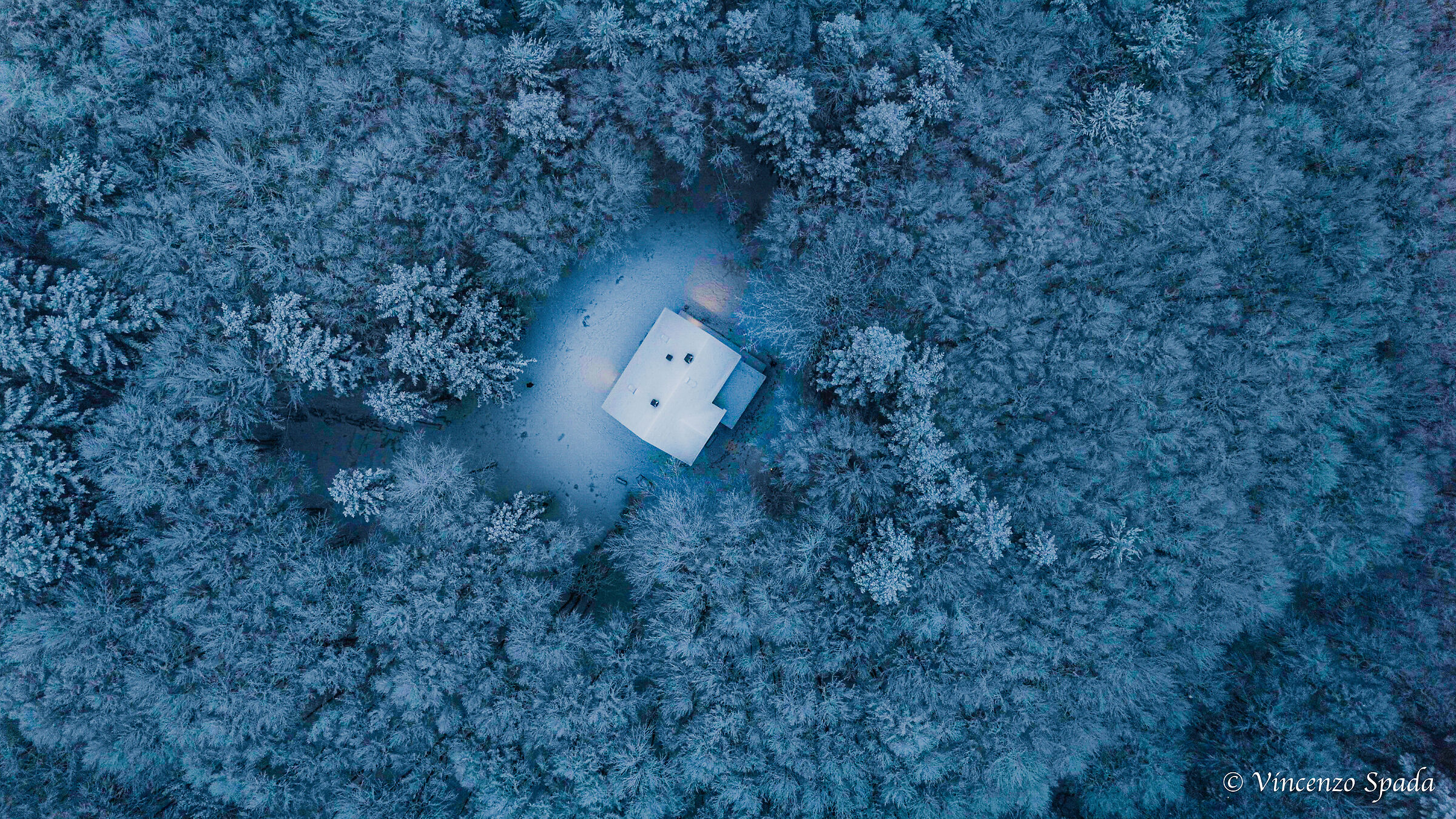 Rifugio innevato al mattino