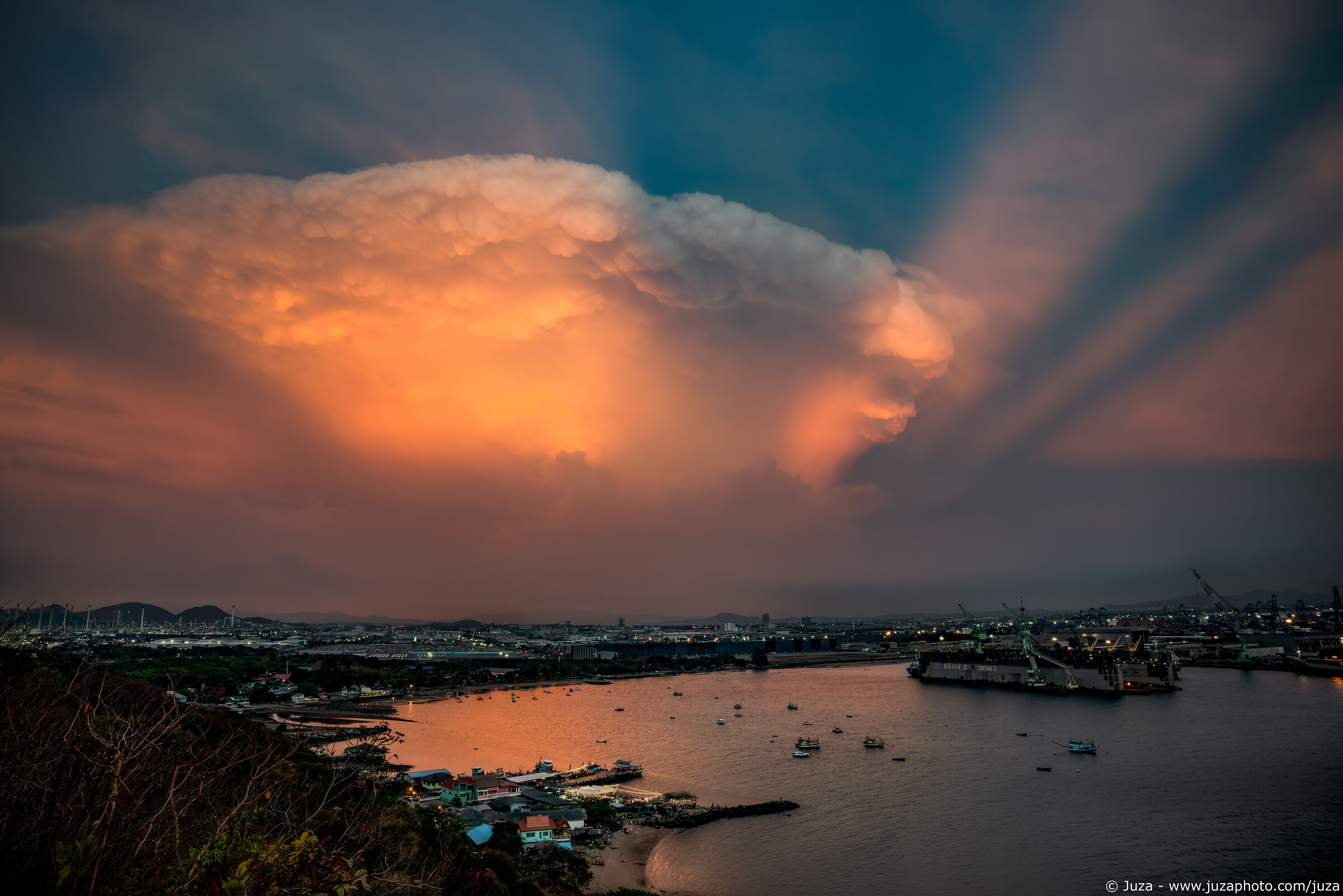 Raggi anticrepuscolari a Pattaya