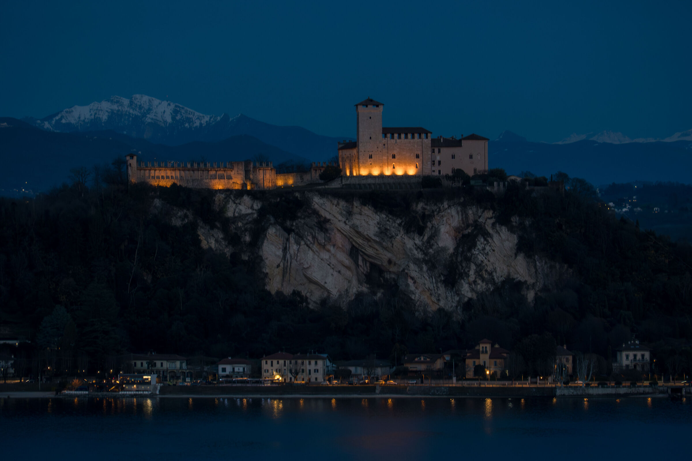 La rocca di Angera da Arona