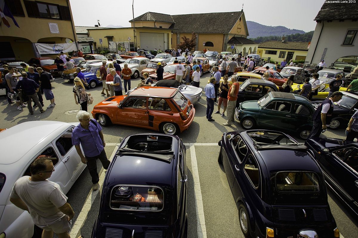Raduno auto classiche nella piazza di Ornavasso