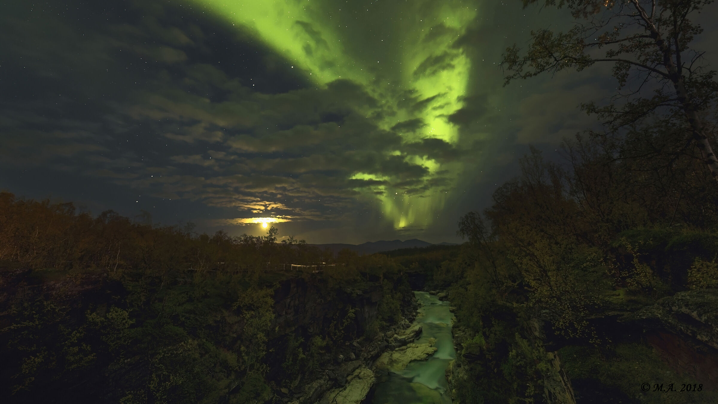 Aurora boreale con la luna sul canyon di Abisko
