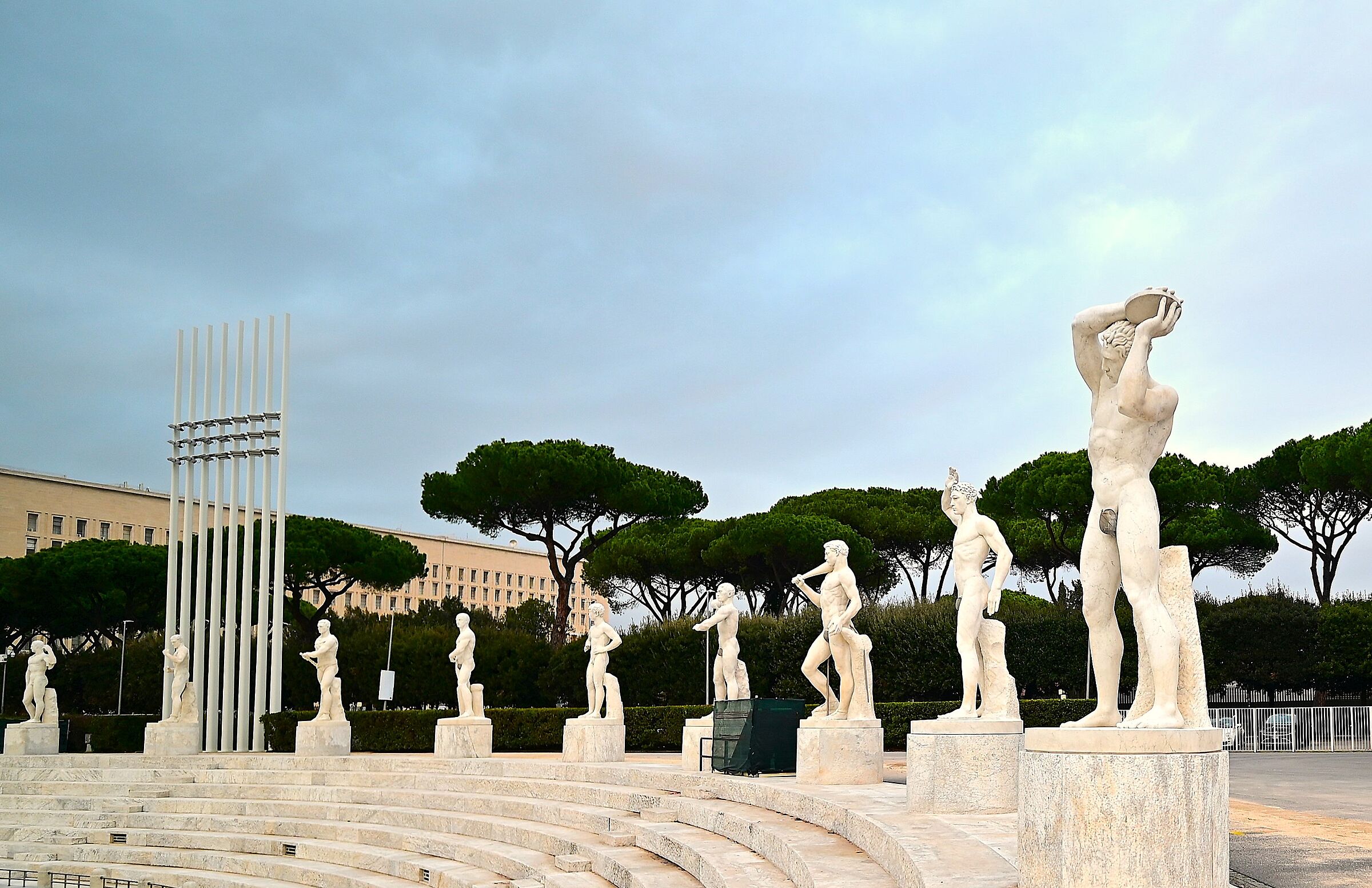 Roma - Stadio dei Marmi, sullo sfondo la Farnesina