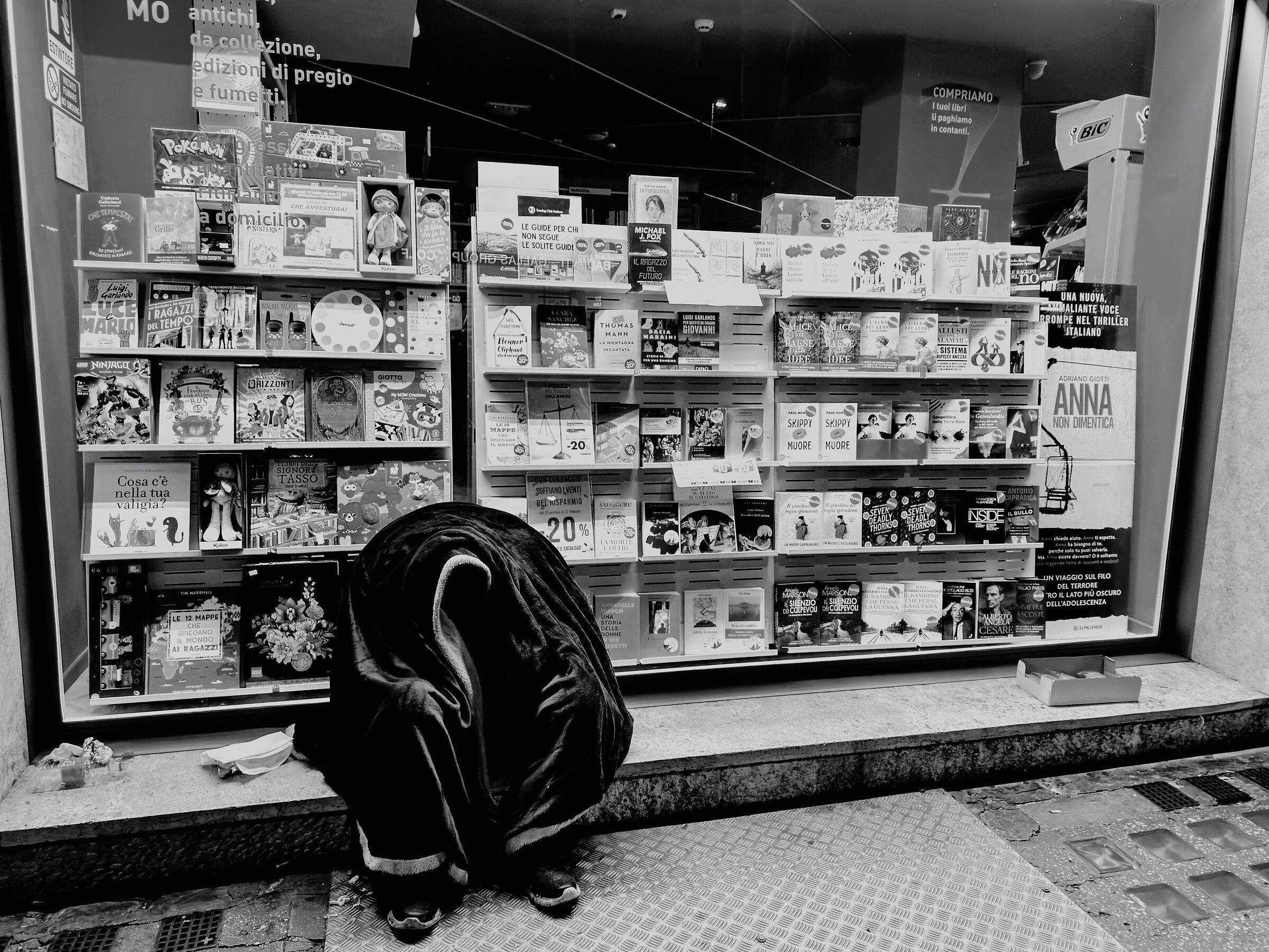 Roma, ore 00.20, una persona avvolta nella sua coperta.