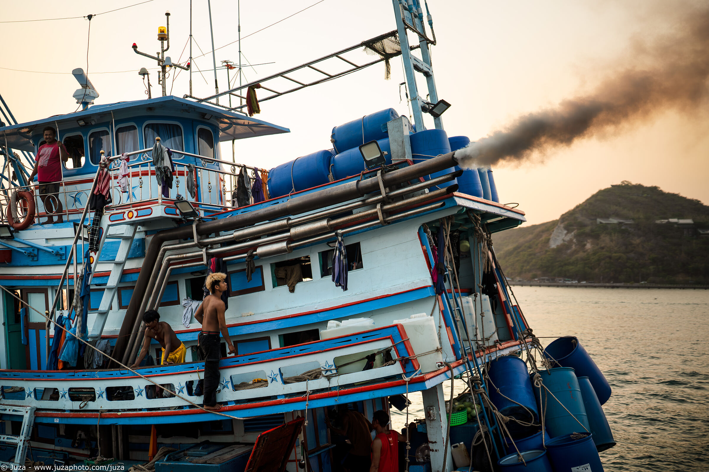 Departure from the port, Samae San