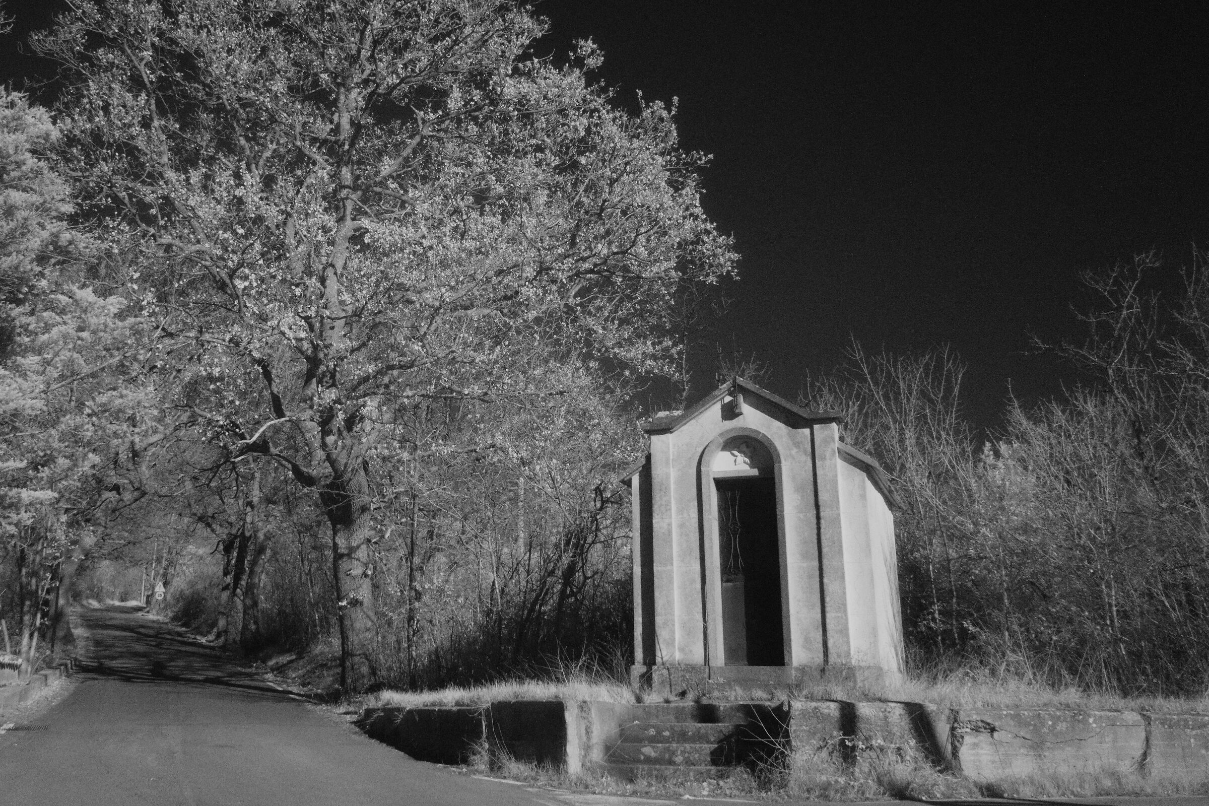 Cappella di contrada all'infrarosso