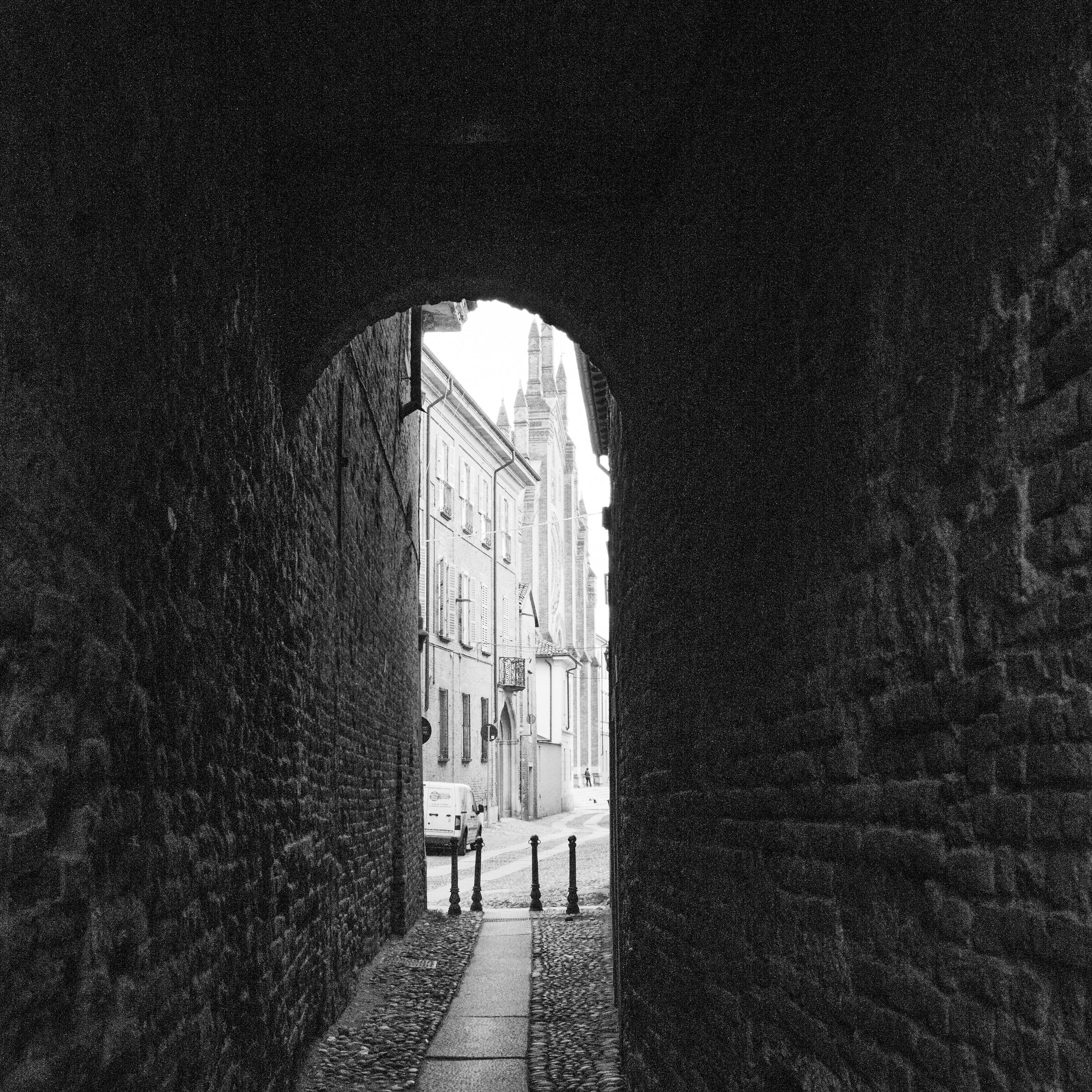 Vicoli di Pavia Via Miani verso S. Maria del Carmine