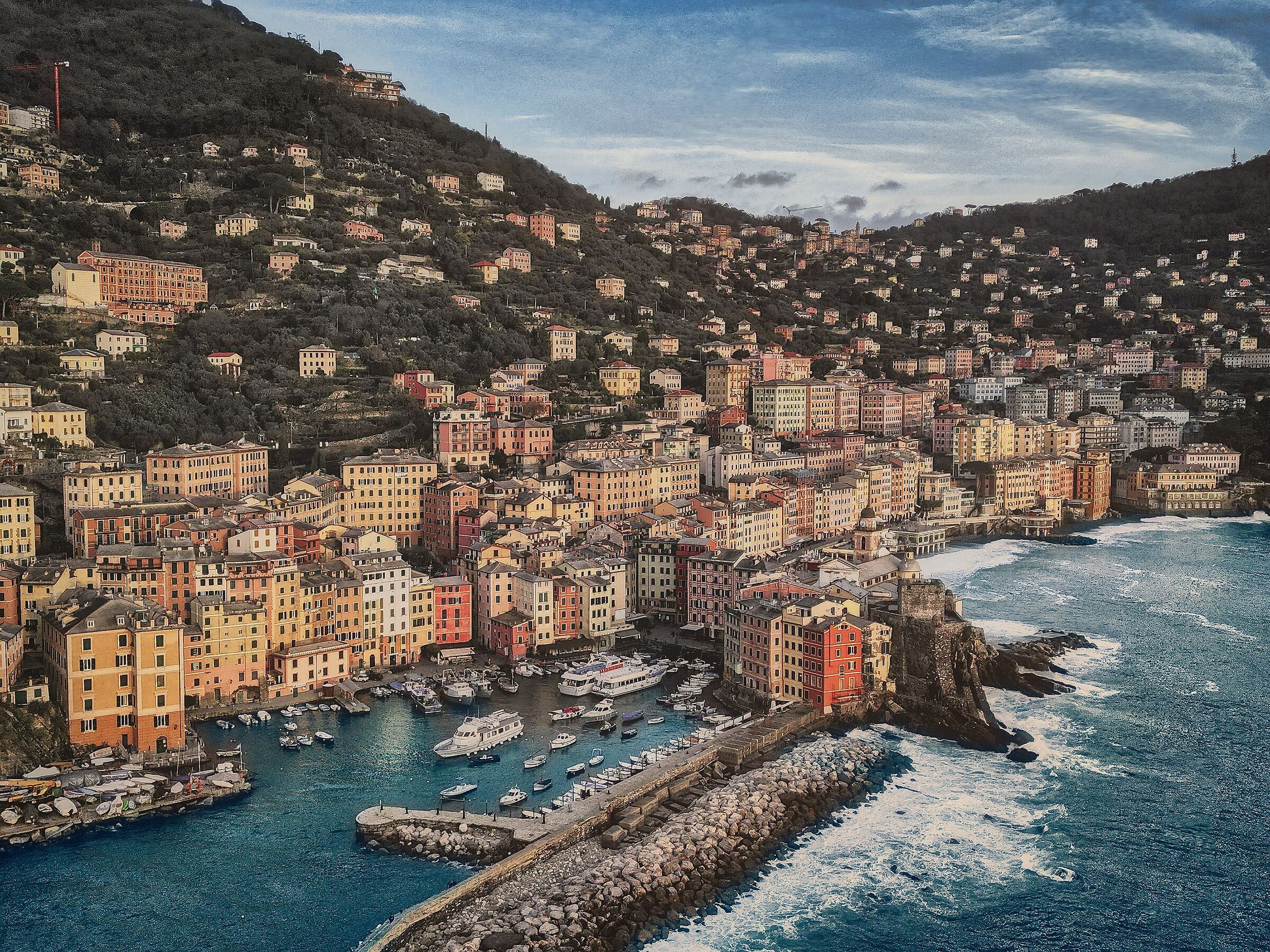 Camogli, in volo dal faro...