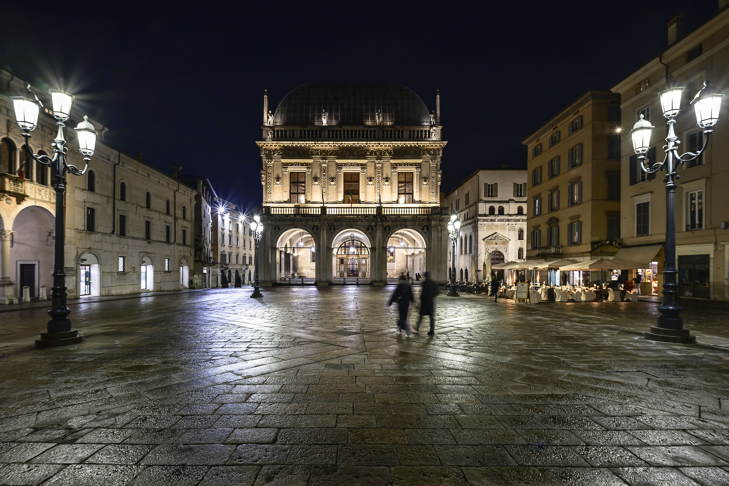 A stroll in Piazza della Loggia