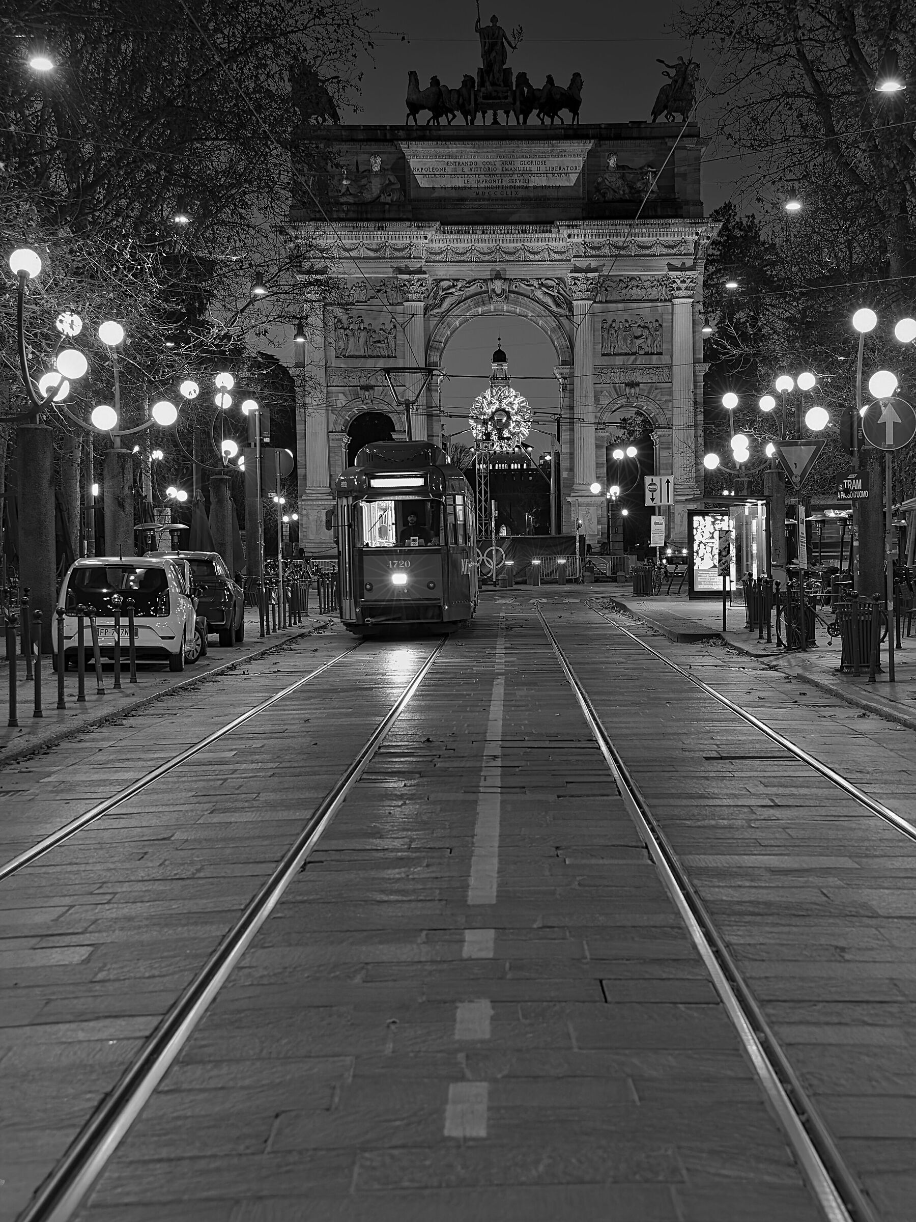 La fiaccola olimpica illumina Milano.