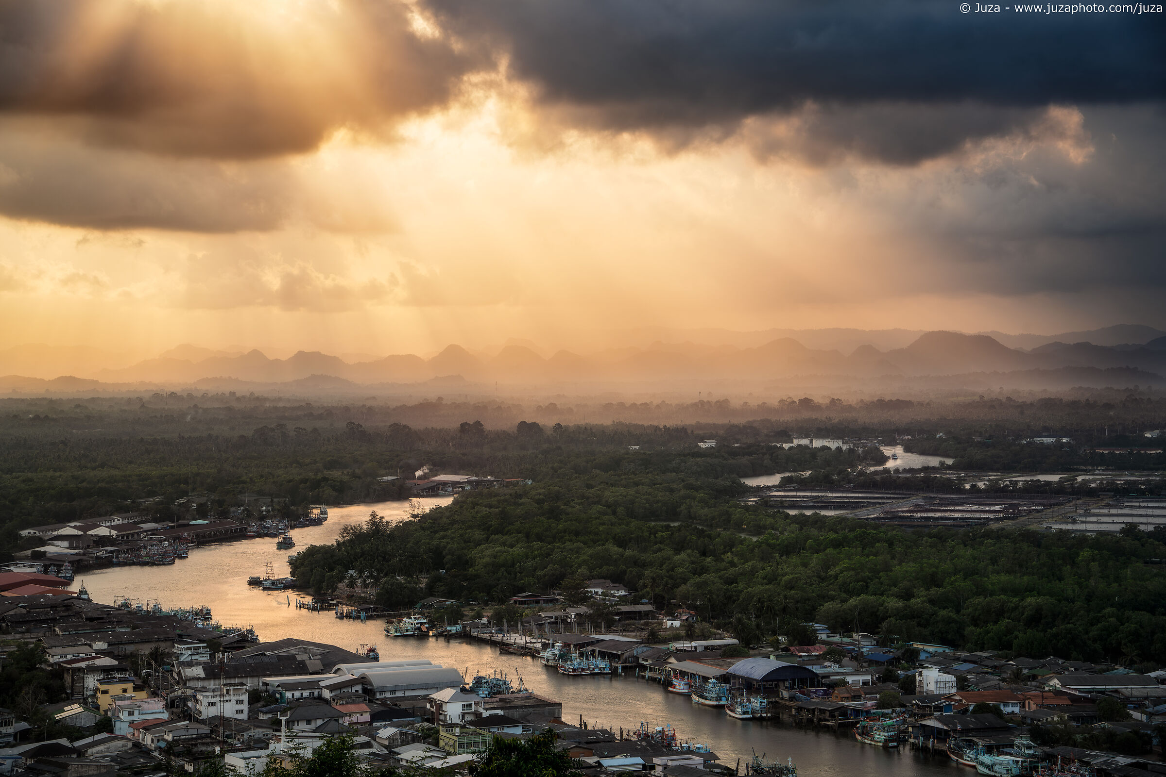 Tramonto su Pak Nam Chumphon
