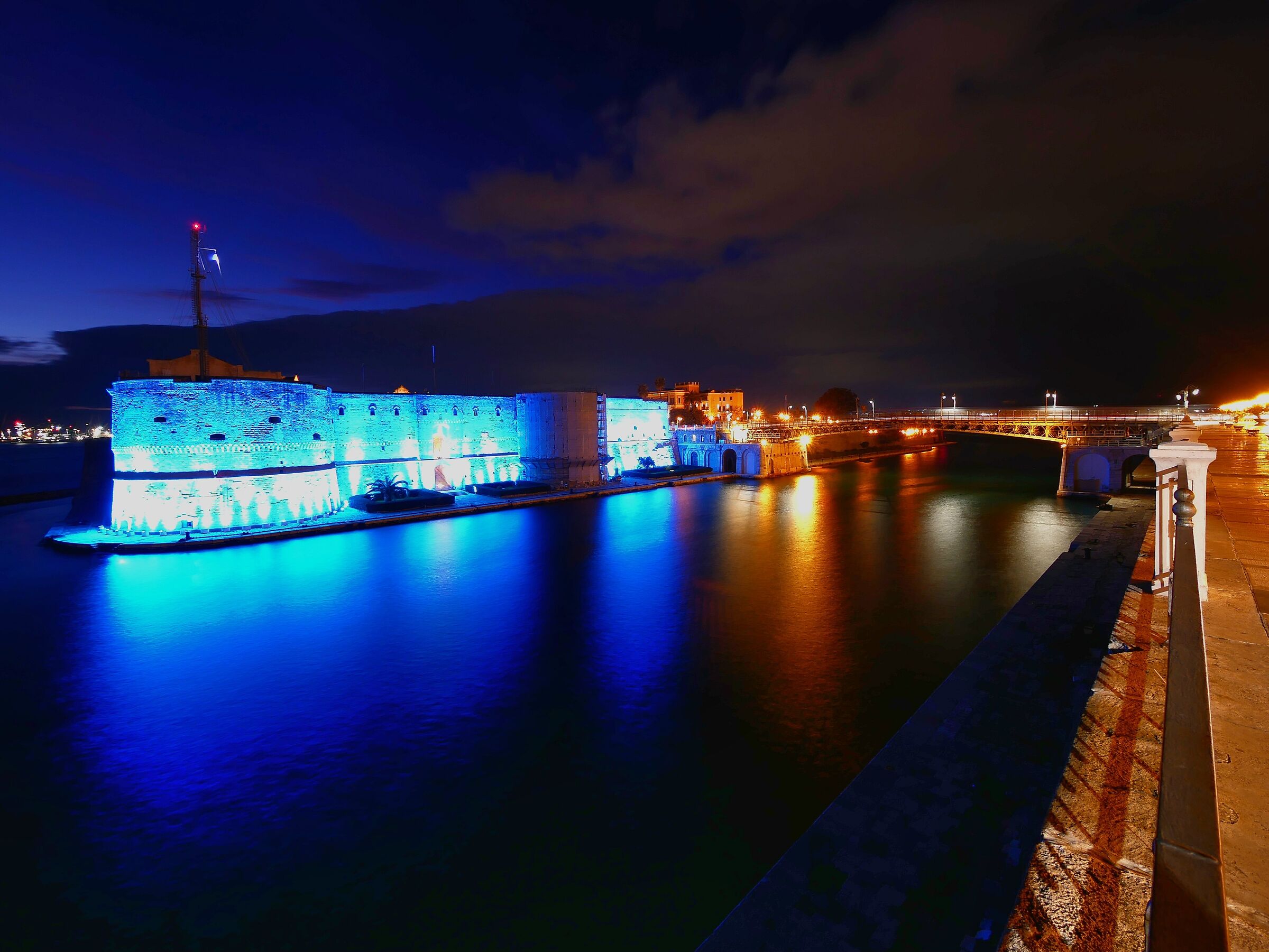 Corso Due Mari - The Canal and the Castle