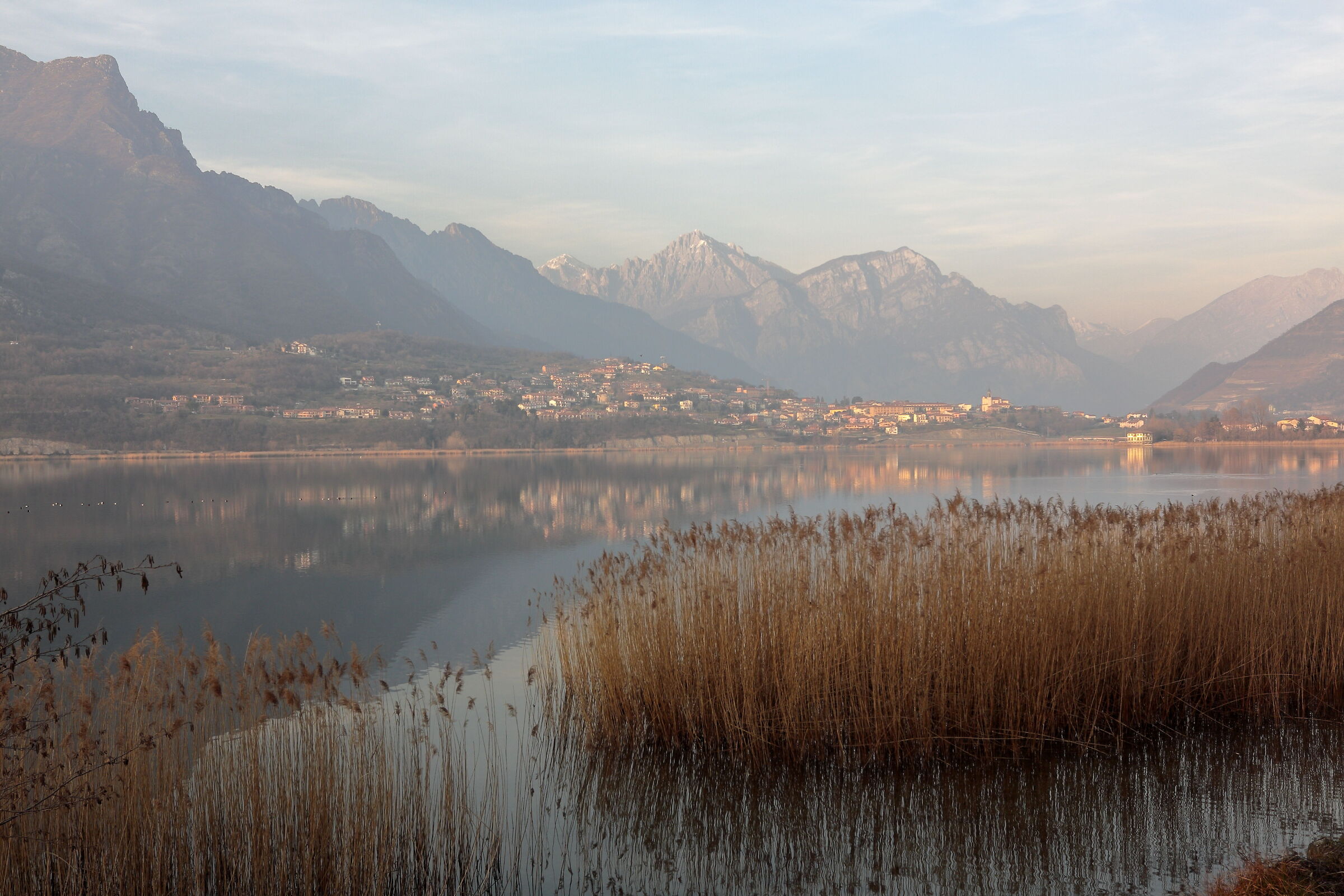 Lago Annone, ultime luci e riflessi prima del tramonto