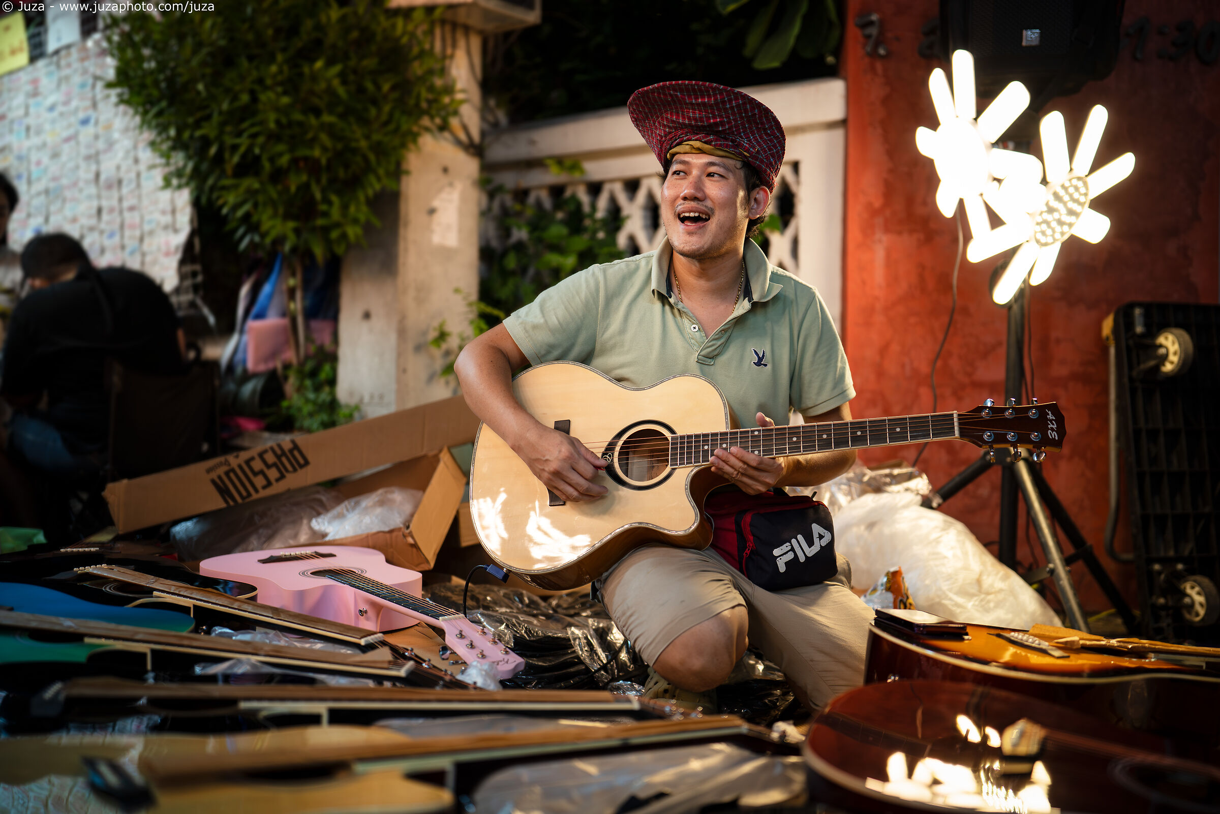 Il ragazzo delle chitarre, Phetchaburi