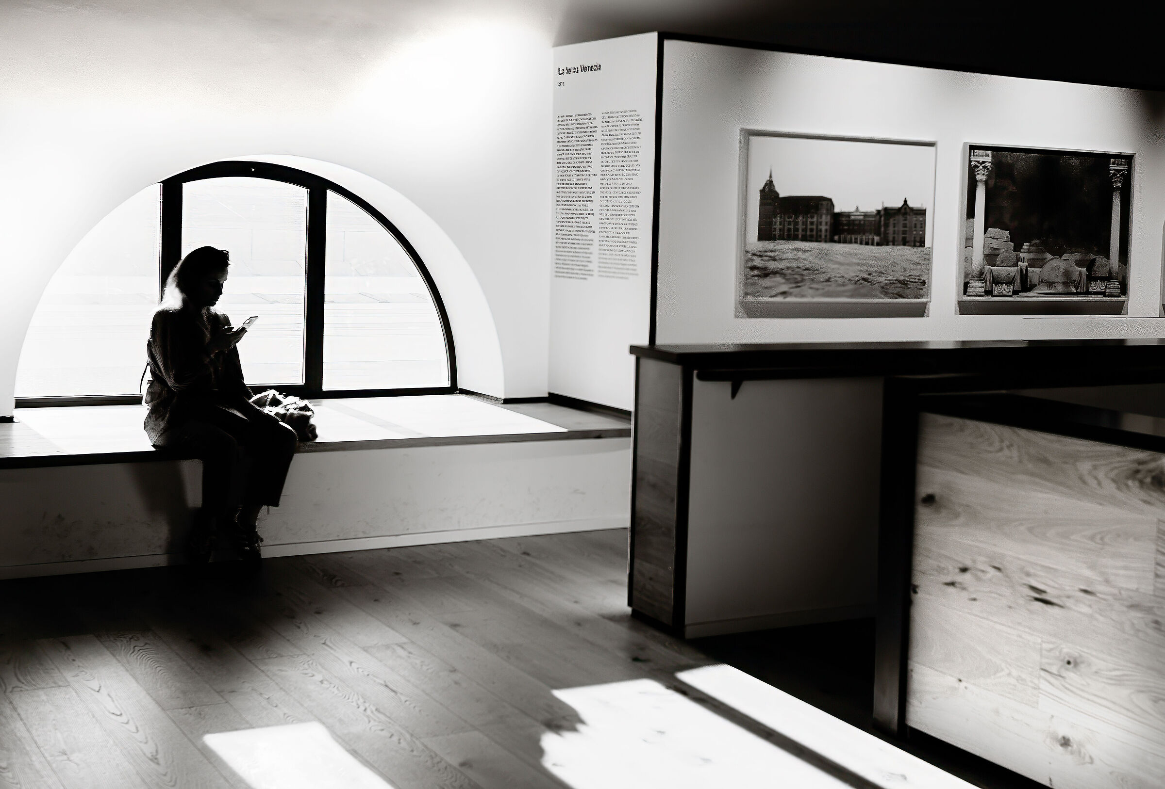 Silenzio incorniciato dalla luce.