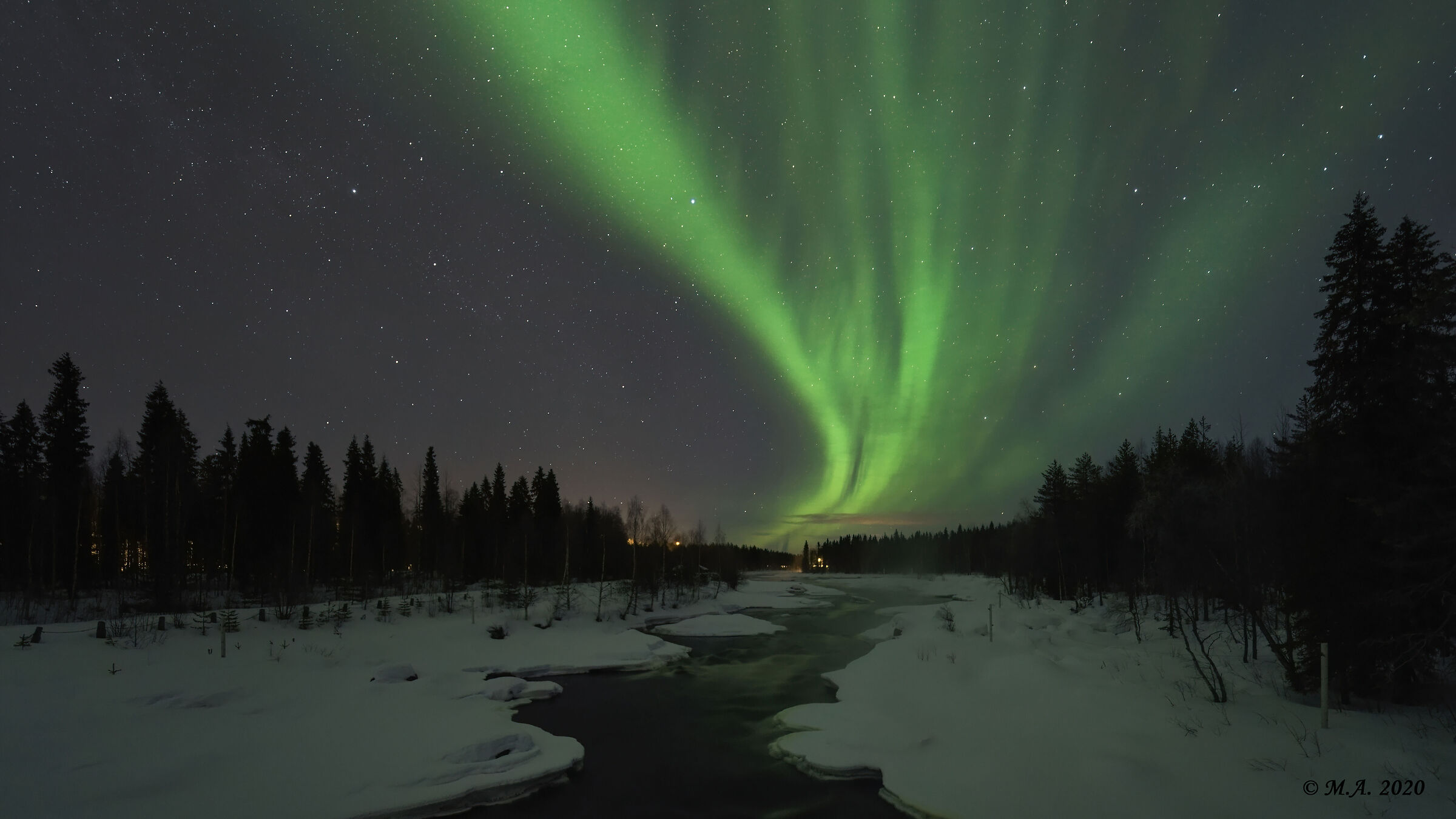 Aurora boreale sul fiume semighiacciato