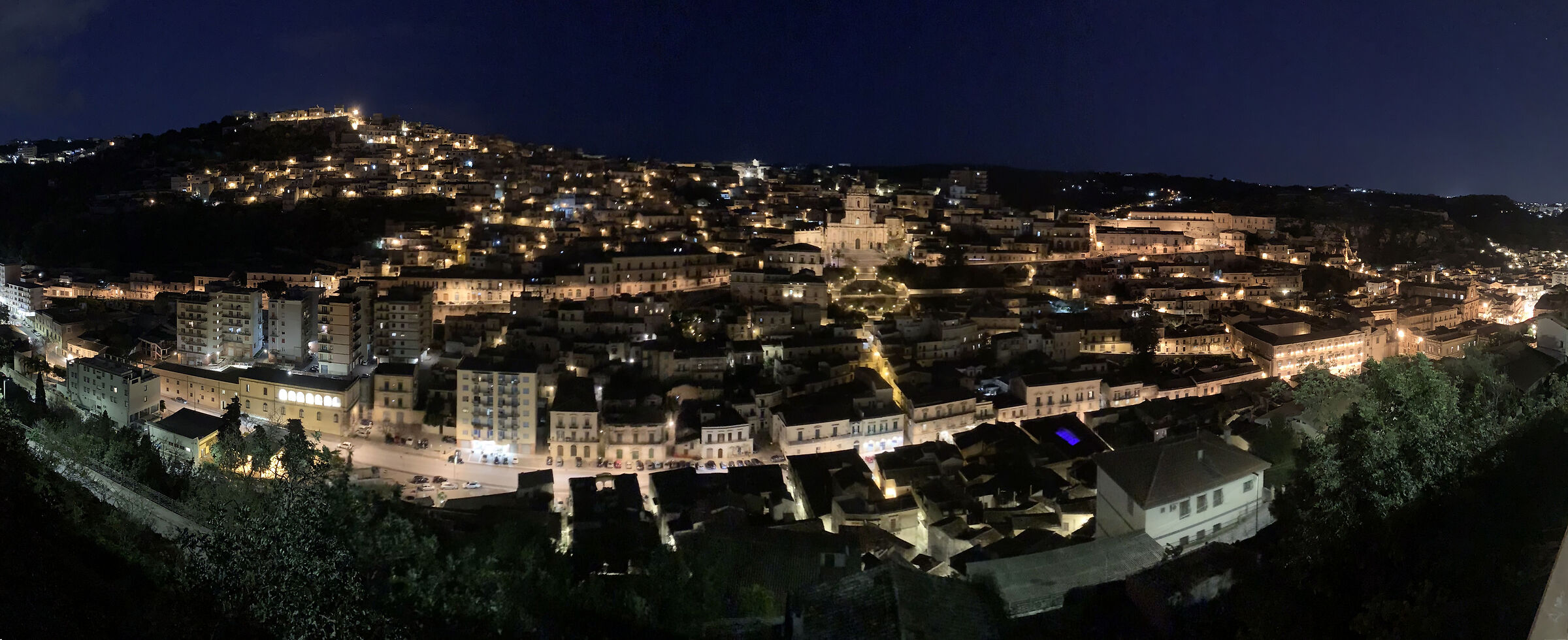 Panoramica su Modica in tarda ora blu