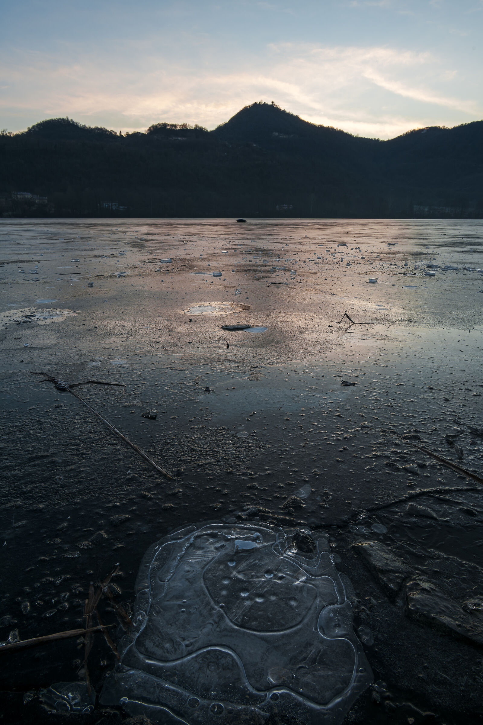 Prime luci sul lago ghiacciato