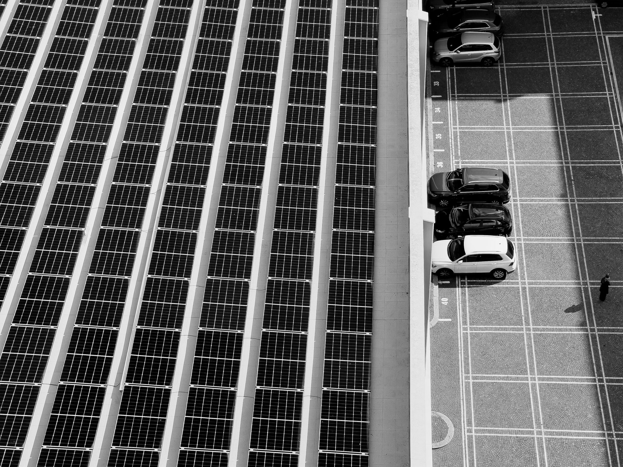 Pannelli solari su terrazzo di un palazzo