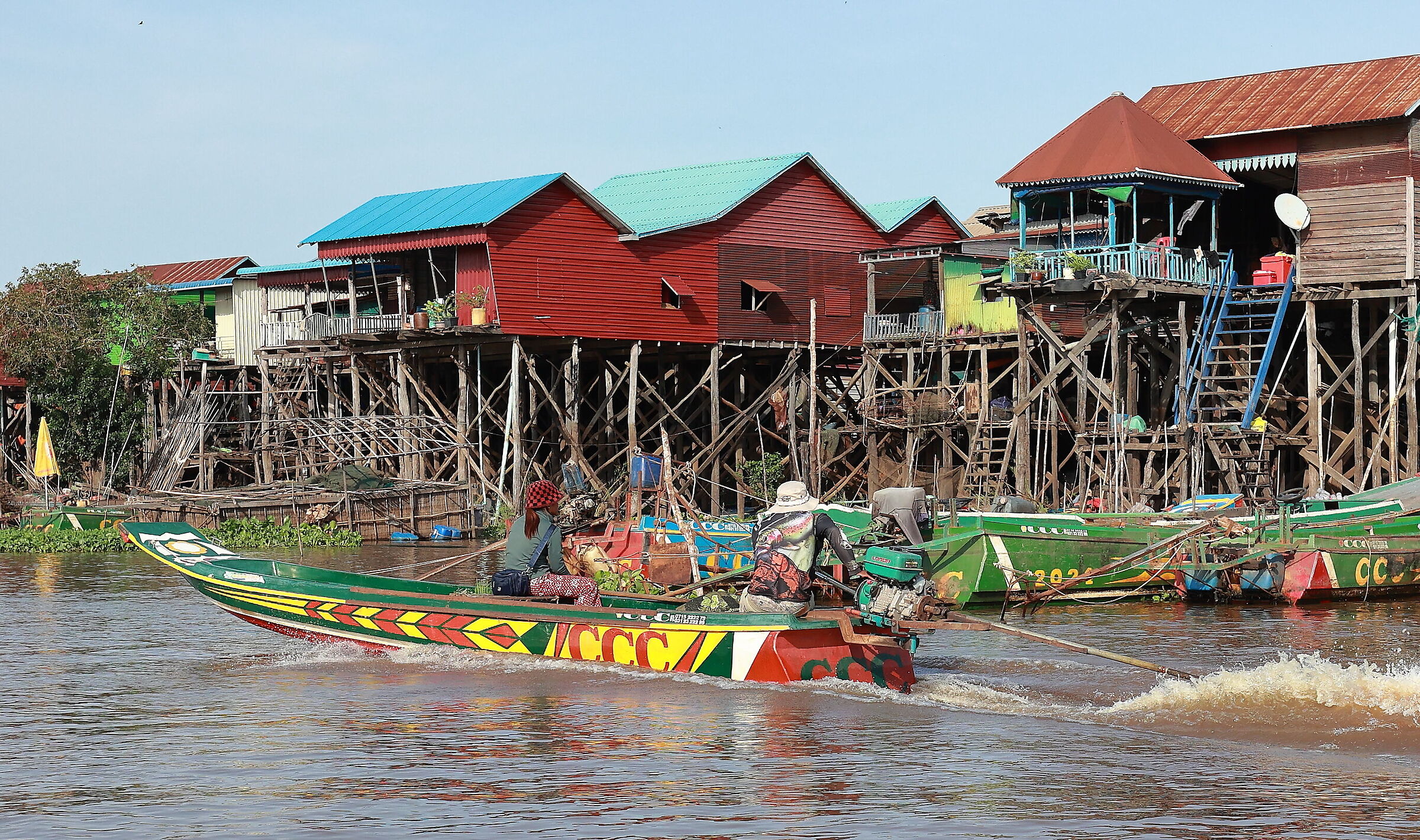 Long-tail boats come bolidi nelle acque del villaggio