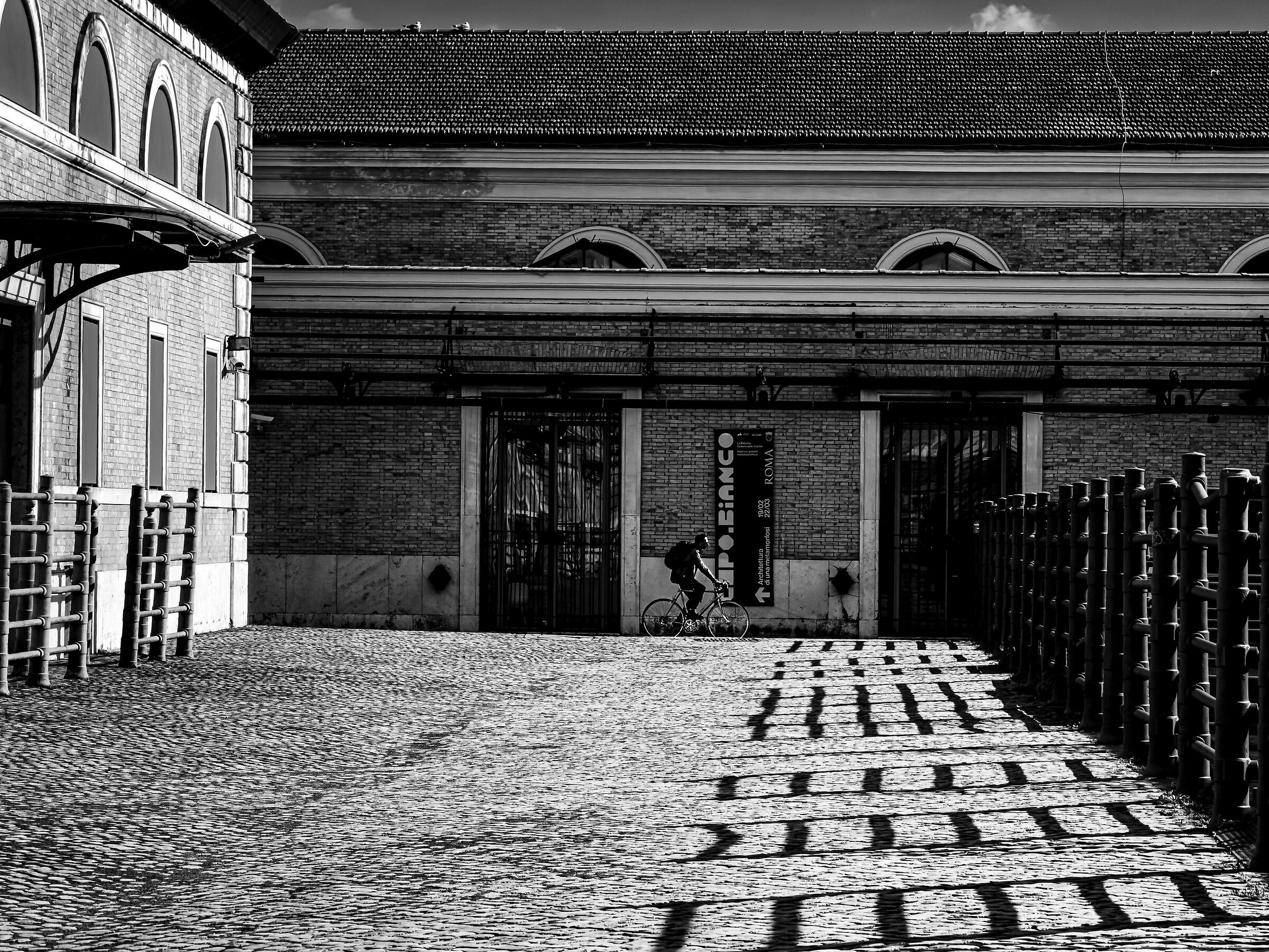 Roma, uomo in bicicletta nei pressi del Monte dei Cocci