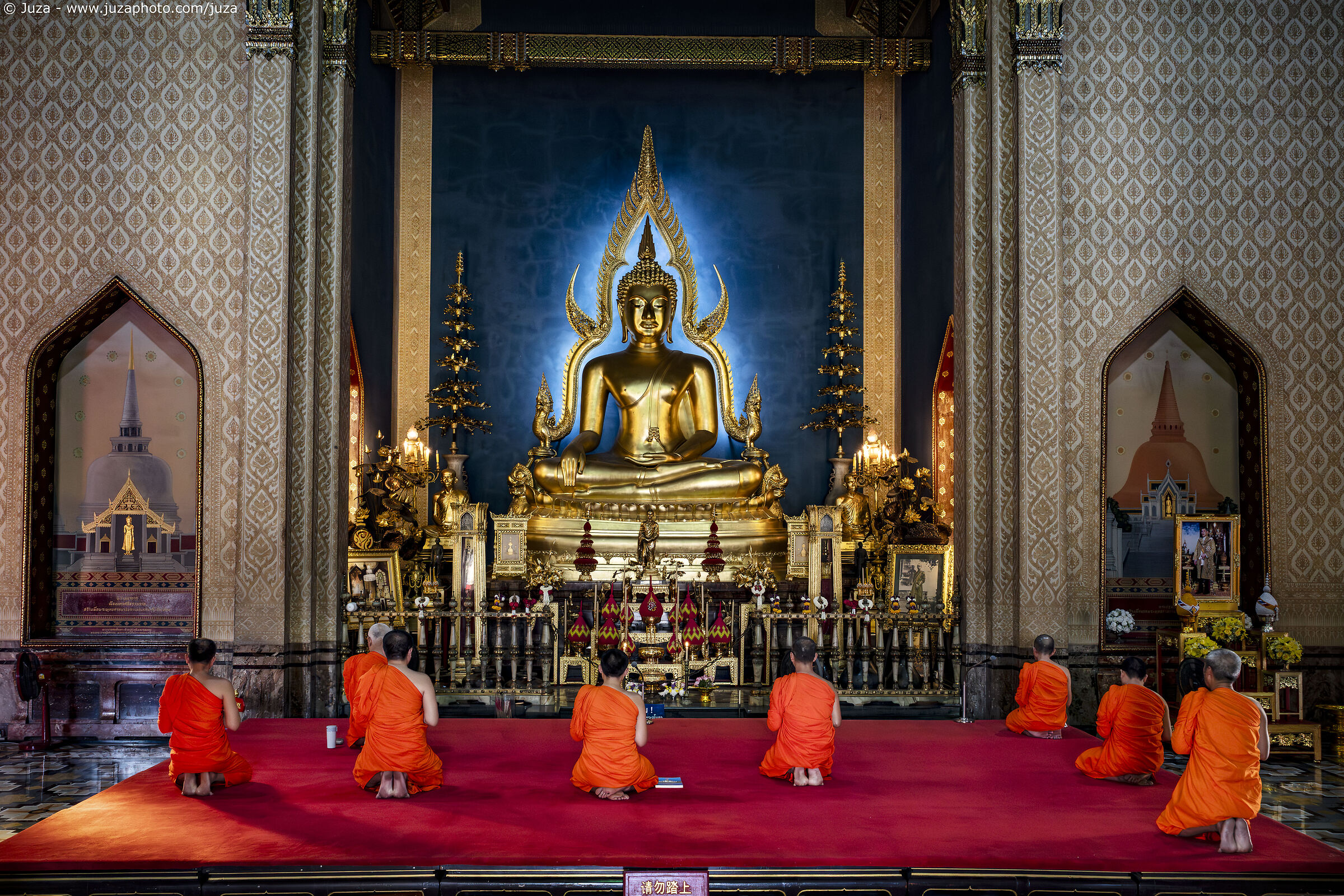 Monaci in preghiera, Wat Benchamabophit