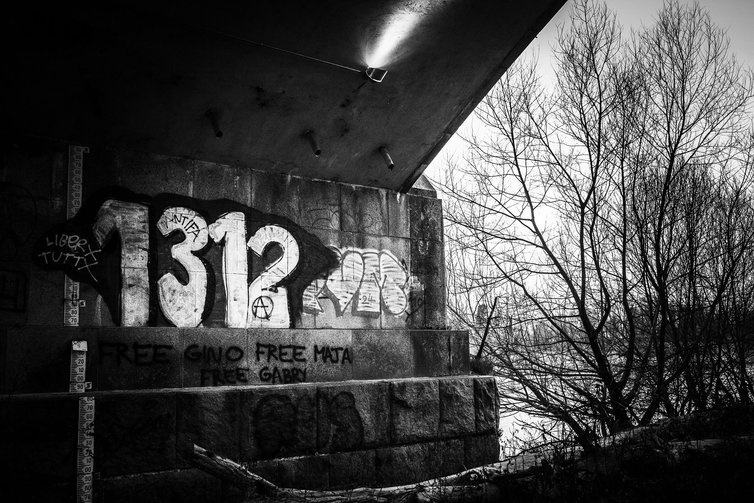 sotto il ponte all'ora del tramonto