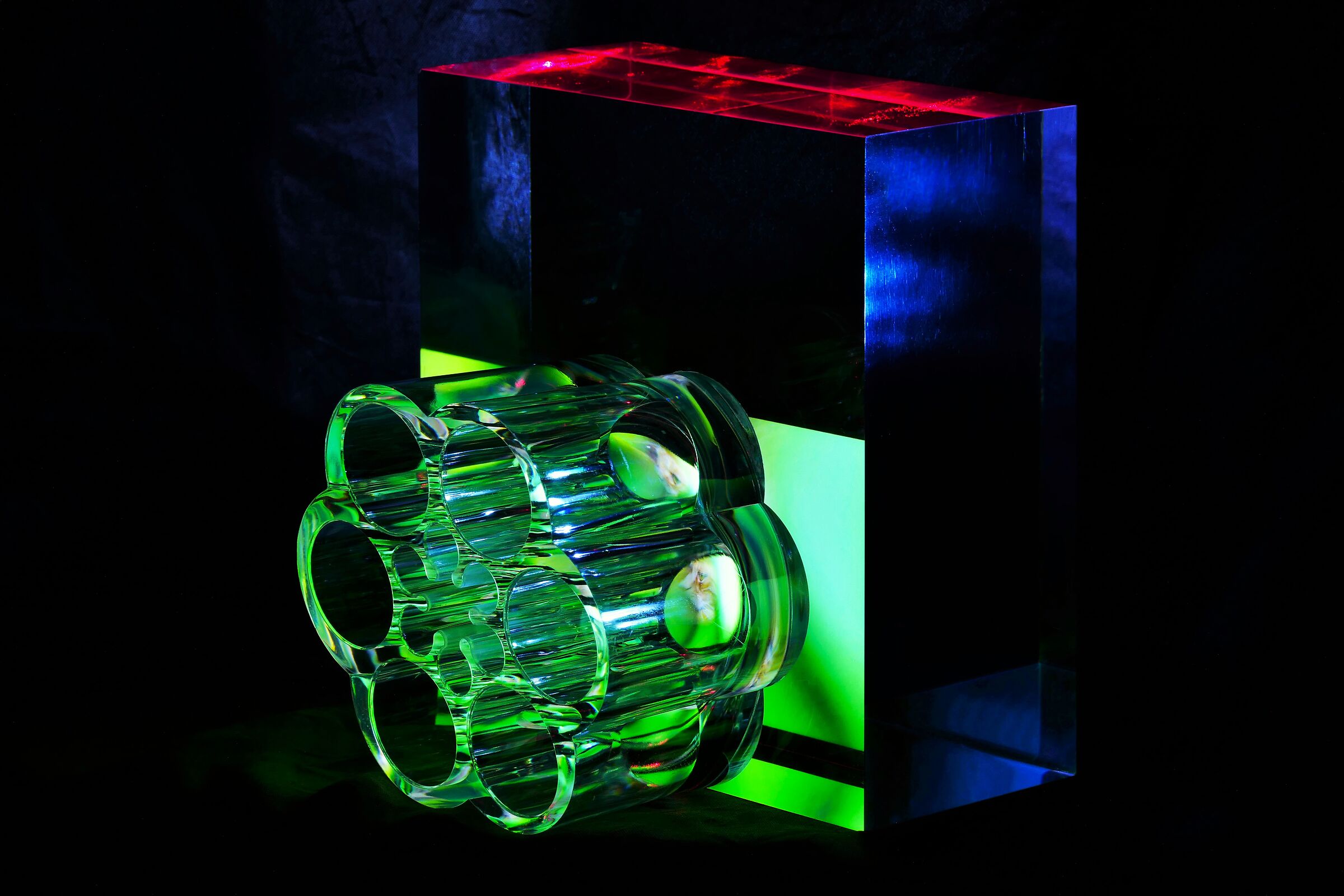 Composizione di forme con luci di diverso colore.